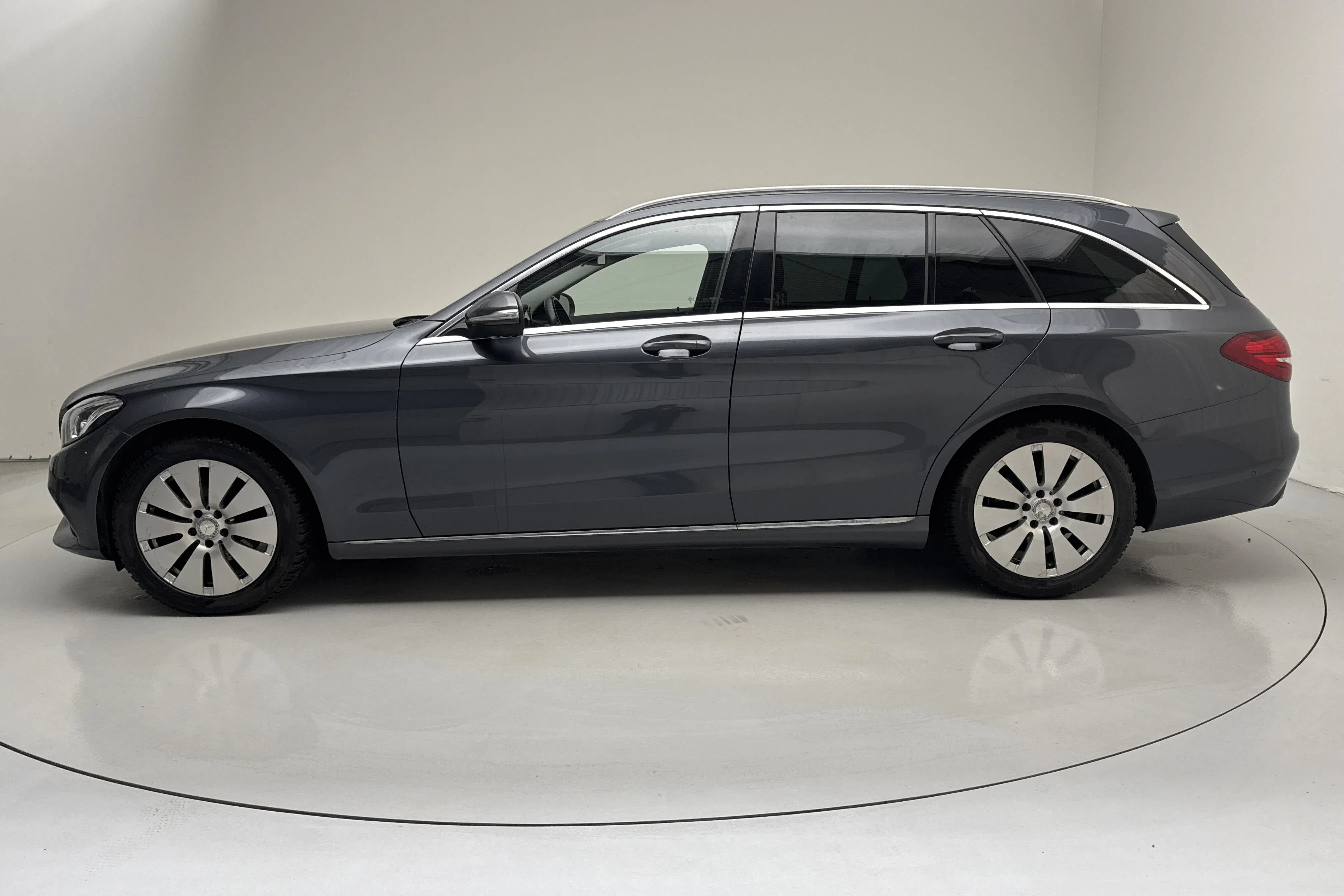 Presentationsfoto 2 av 12: Mercedes C 220 BlueTEC Kombi S205 (170hk) - 22 987 mil - Automat - Dark Grey - 2015