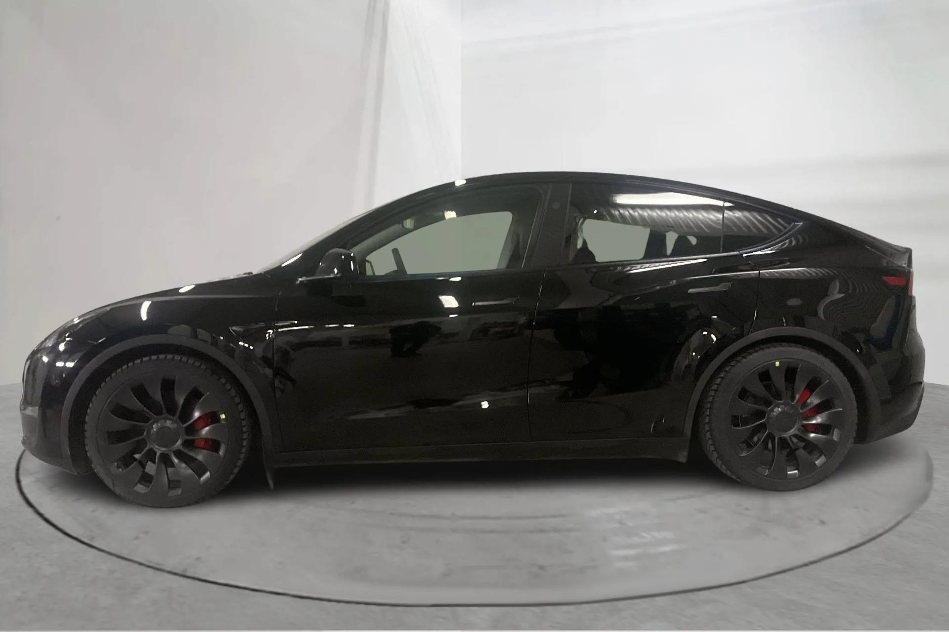 Presentation photo 2 of 21: Tesla Model Y Performance Dual Motor AWD - 28 850 km - Automatic - black - 2025