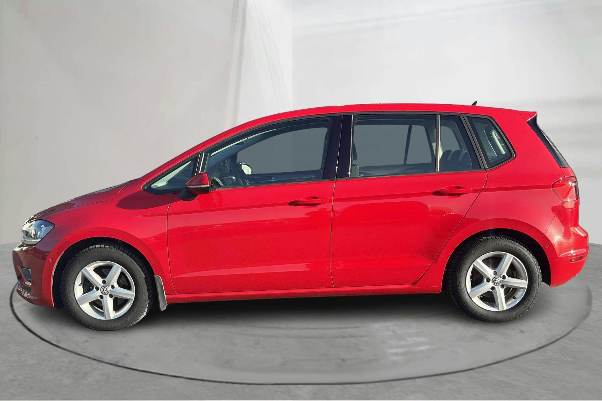 Zdjęcie prezentacyjne 2 z 15: VW Golf VII 1.2 TSI BlueMotion Technology Sportsvan (110hk) - 139 250 km - Automatyczna - czerwony - 2017