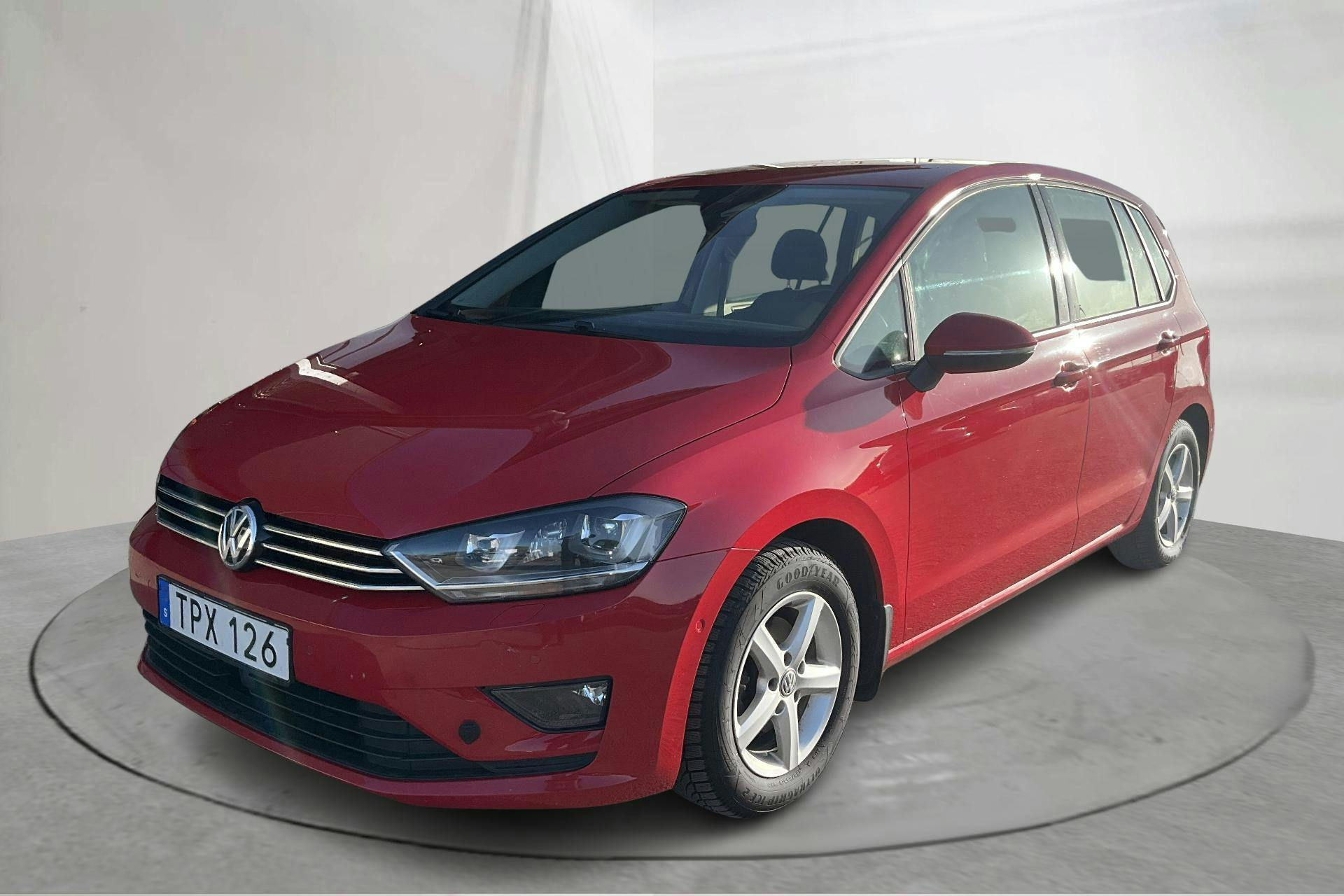 Zdjęcie prezentacyjne 1 z 15: VW Golf VII 1.2 TSI BlueMotion Technology Sportsvan (110hk) - 139 250 km - Automatyczna - czerwony - 2017