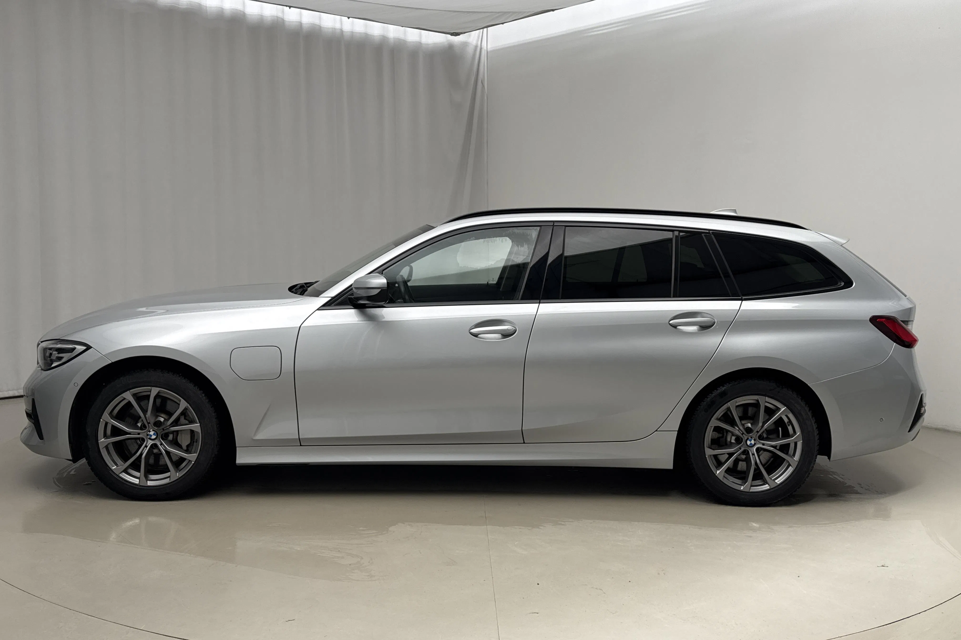 Presentation photo 2 of 21: BMW 330e Touring, G21 (292hk) - 135 360 km - Automatic - silver - 2021