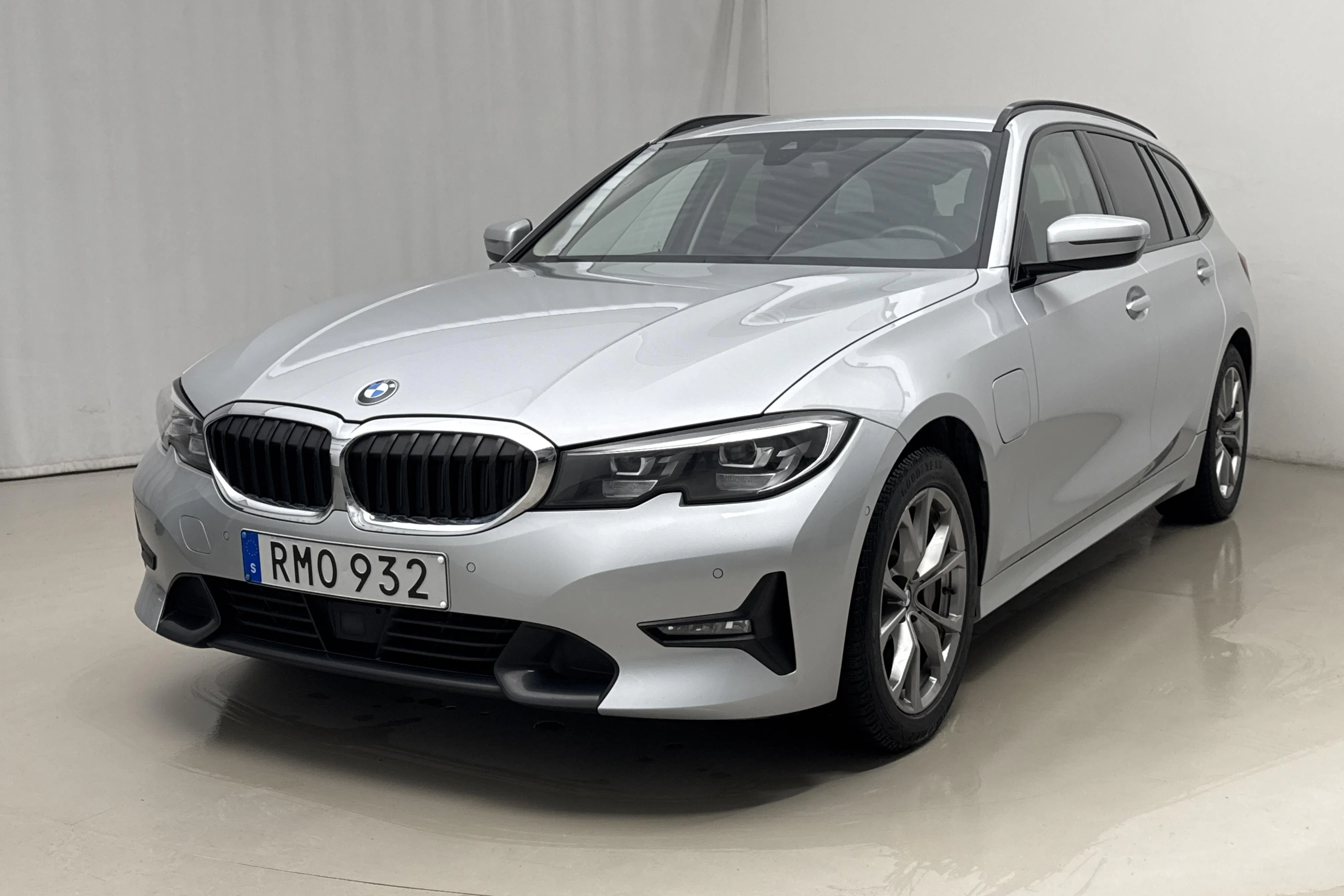 Presentation photo 1 of 21: BMW 330e Touring, G21 (292hk) - 135 360 km - Automatic - silver - 2021