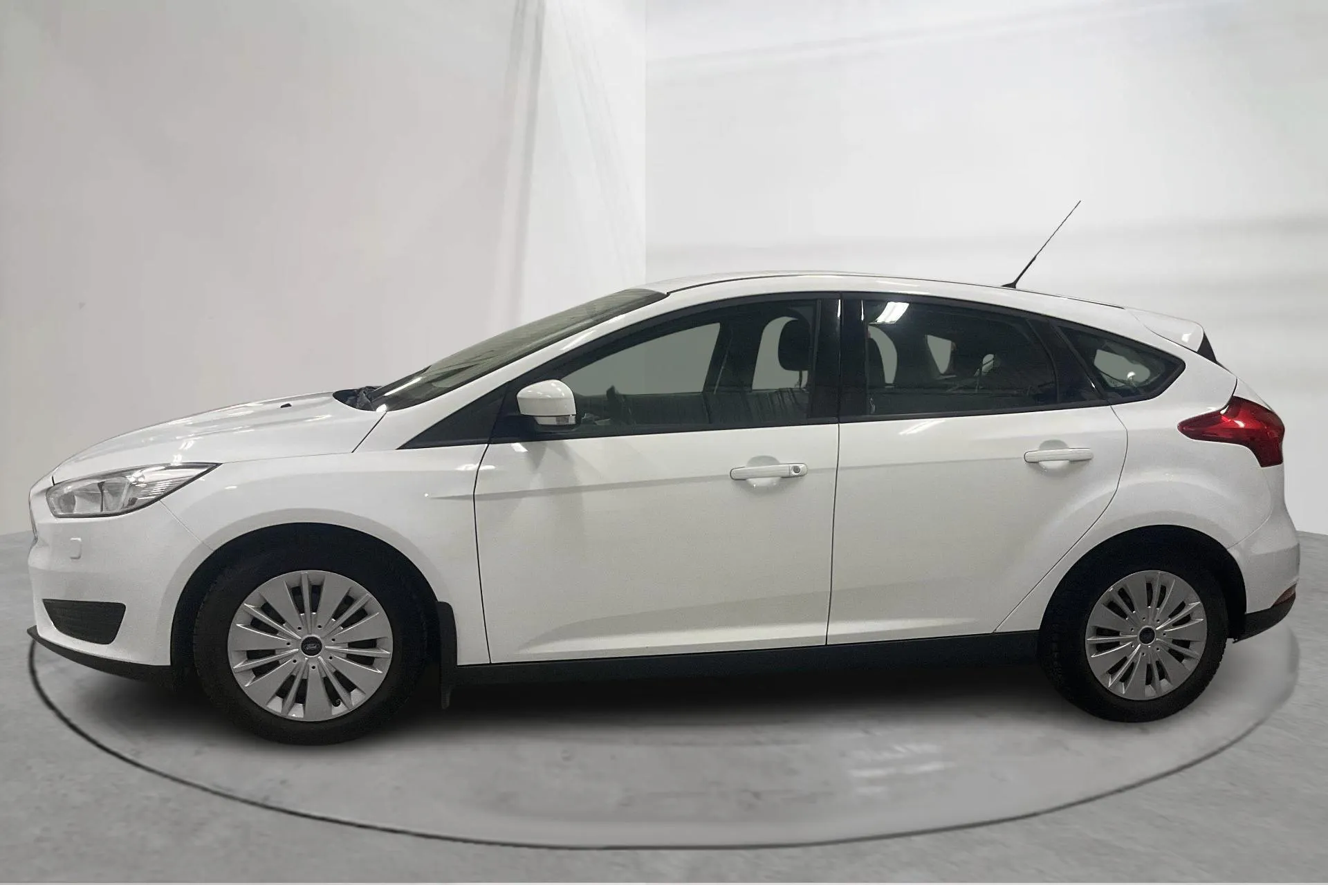 Presentation photo 2 of 13: Ford Focus 1.0 EcoBoost 5dr (100hk) - 95 620 km - Manual - white - 2016