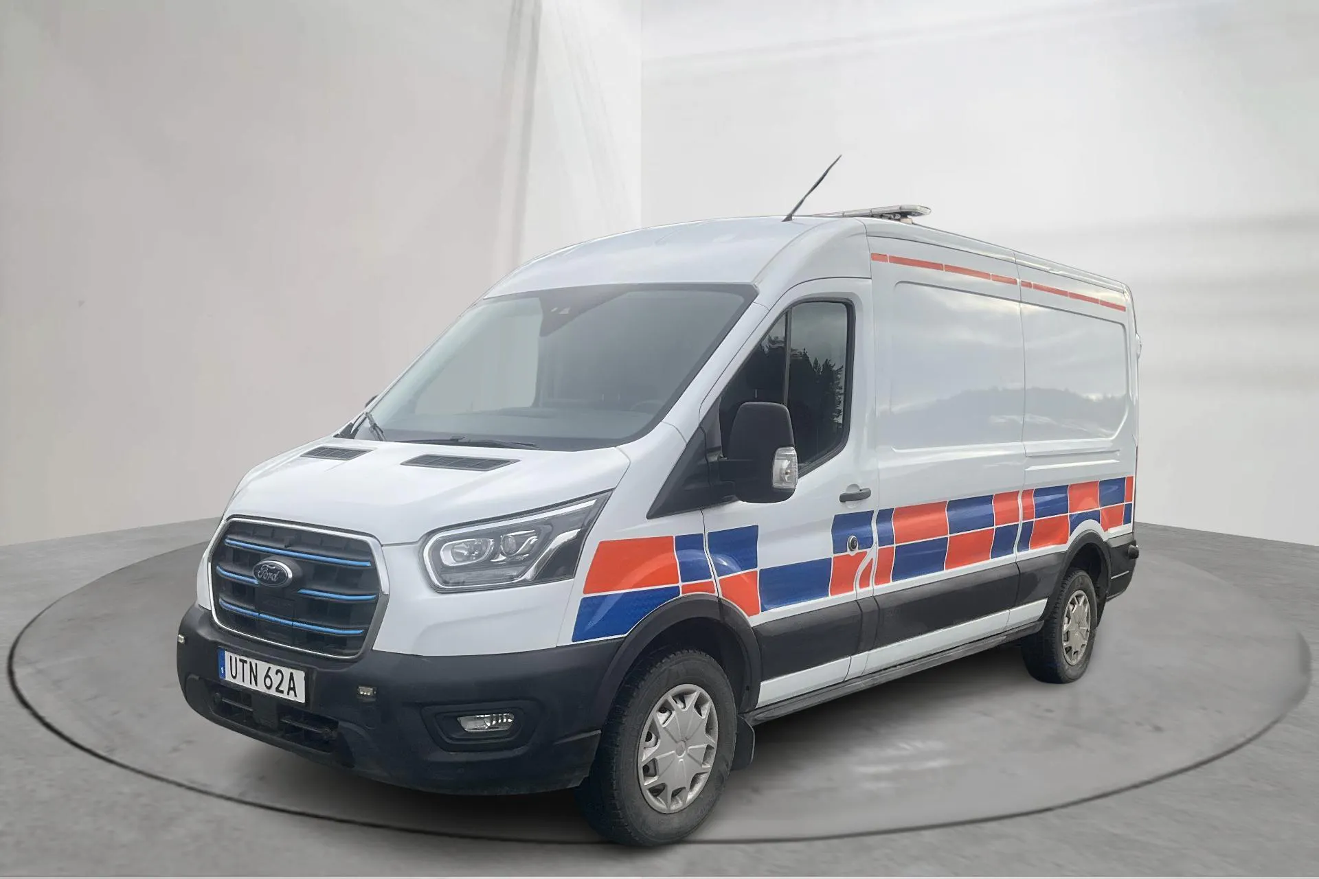 Presentationsfoto 1 av 17: Ford e-Transit 350 RWD 68kWh Skåp (184hk) - 5 384 mil - Automat - vit - 2023