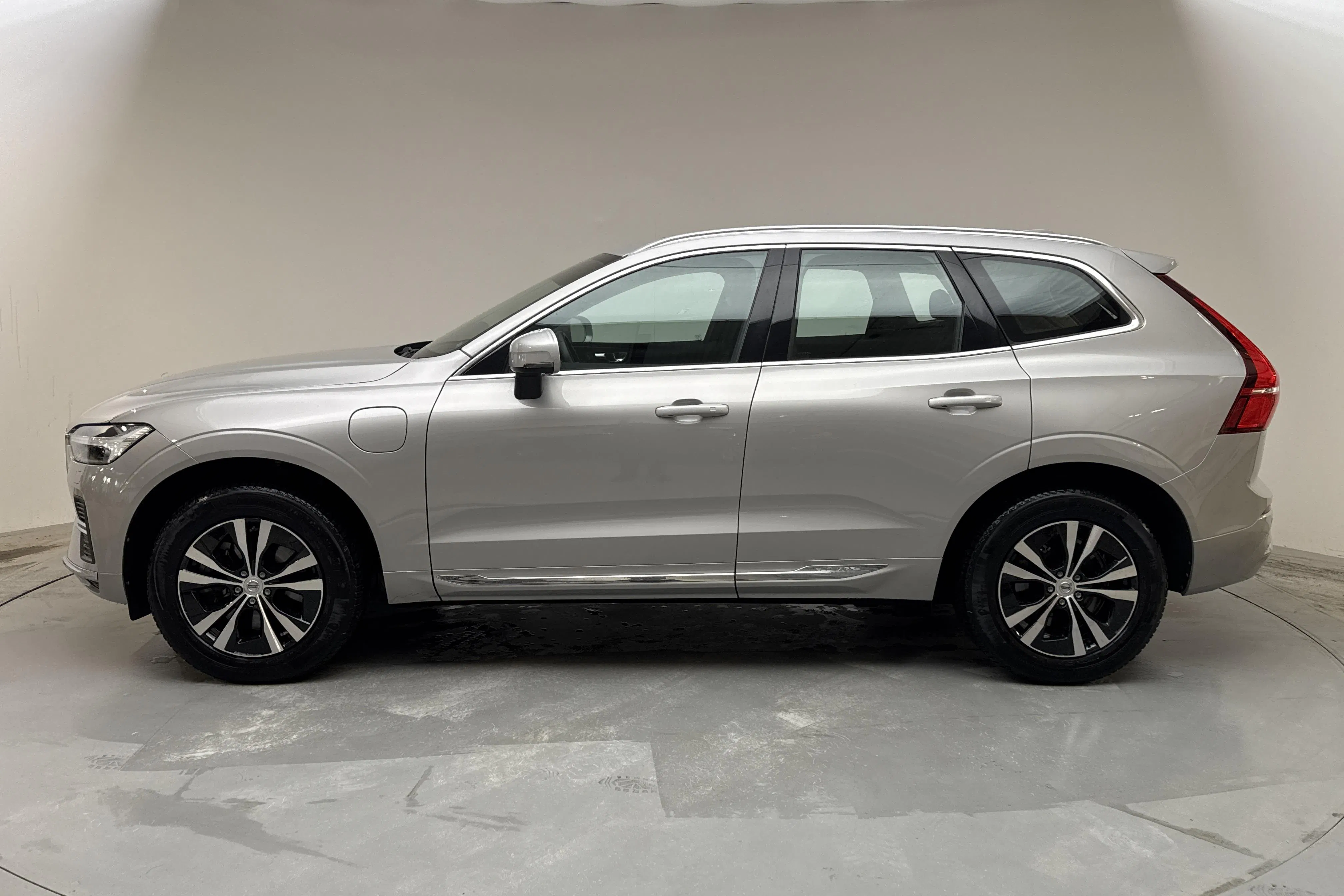 Presentationsfoto 2 av 16: Volvo XC60 T6 AWD Recharge (350hk) - 6 612 mil - Automat - silver - 2023