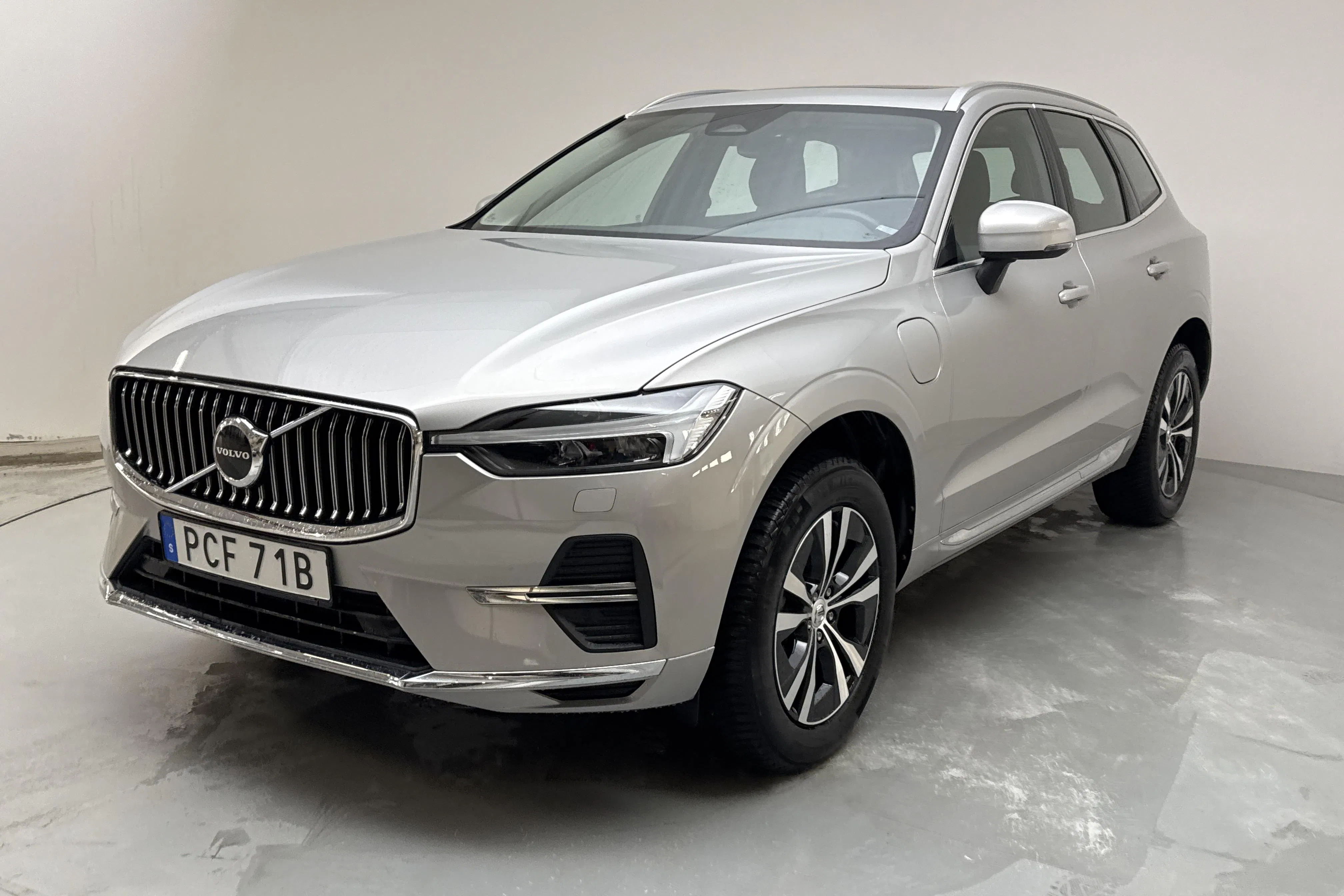 Presentationsfoto 1 av 16: Volvo XC60 T6 AWD Recharge (350hk) - 6 612 mil - Automat - silver - 2023