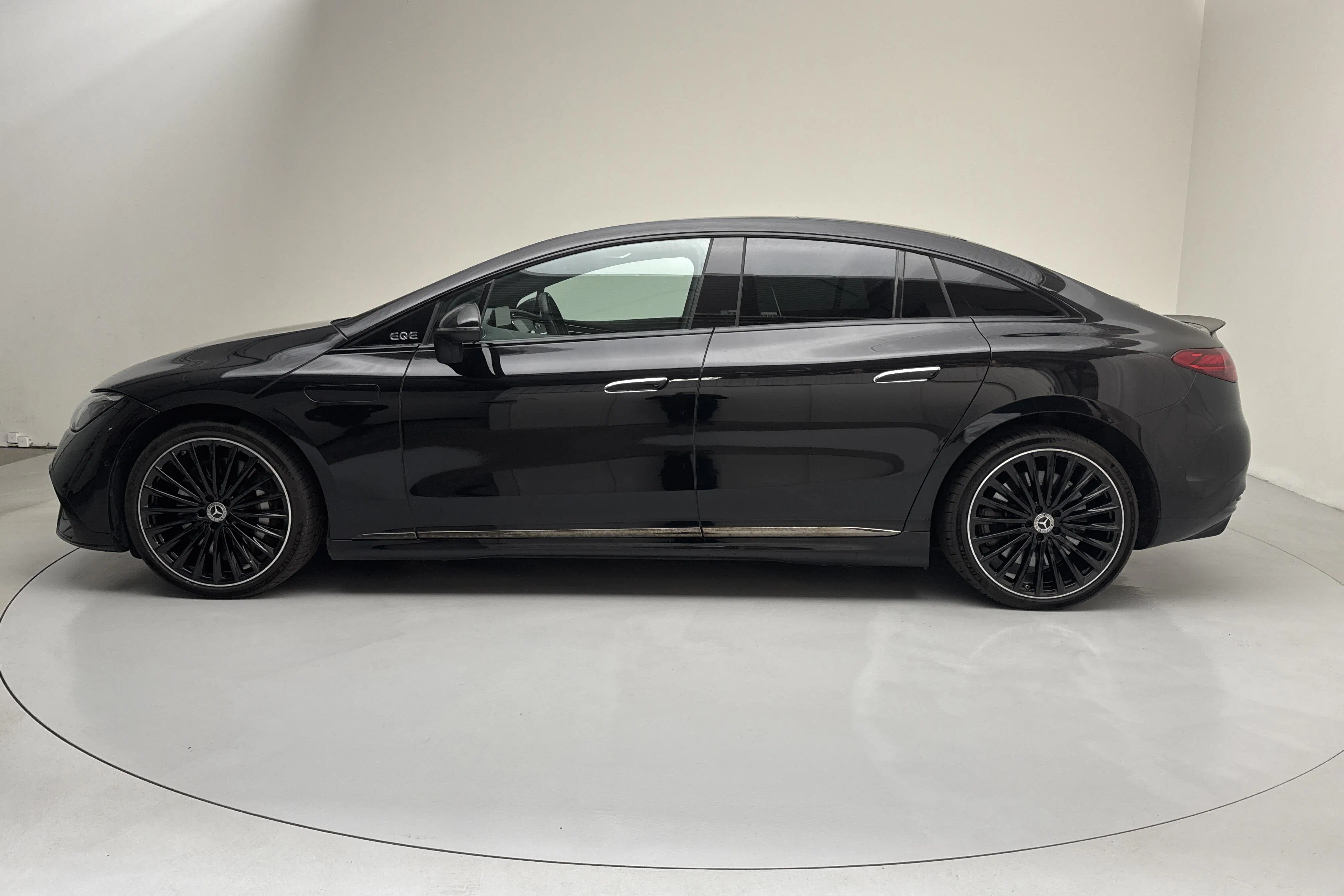 Presentation photo 2 of 19: Mercedes EQE 300 V295 (245hk) - 102 330 km - Automatic - black - 2023