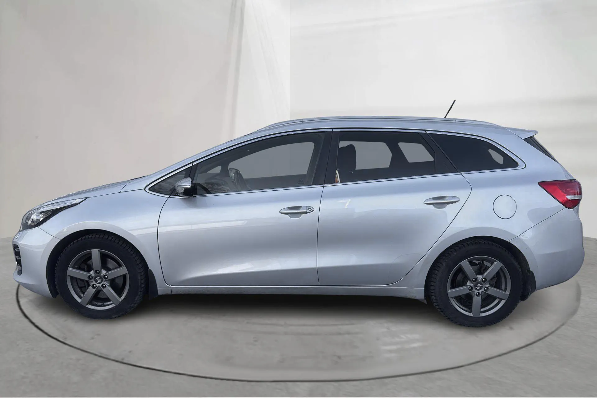 Presentation photo 2 of 18: KIA Cee'd 1.6 CRDi SW (136hk) - 142 940 km - Manual - gray - 2016