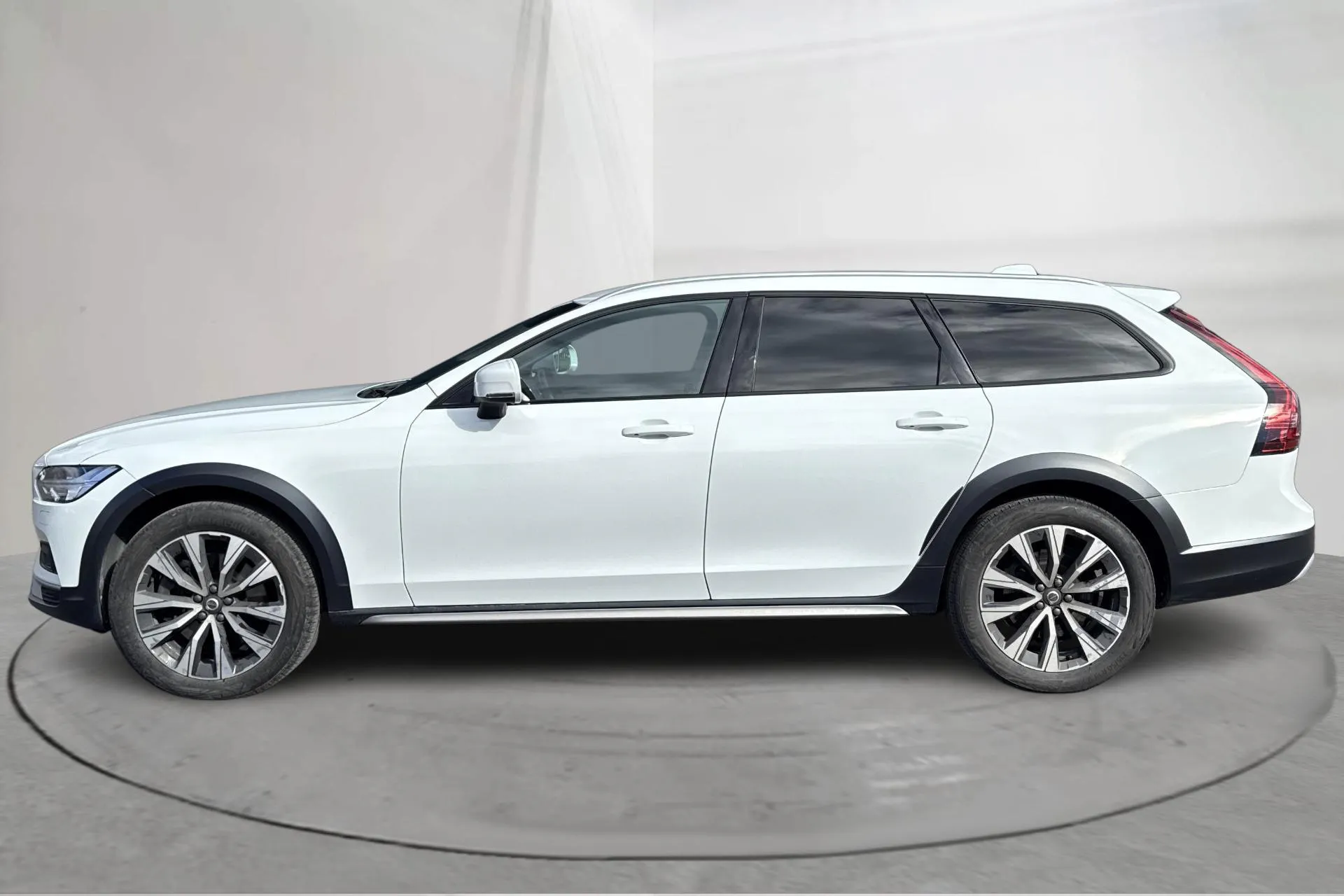 Presentationsfoto 2 av 18: Volvo V90 B4 Cross Country AWD Mildhybrid, Diesel (197hk) - 18 670 mil - Automat - vit - 2021