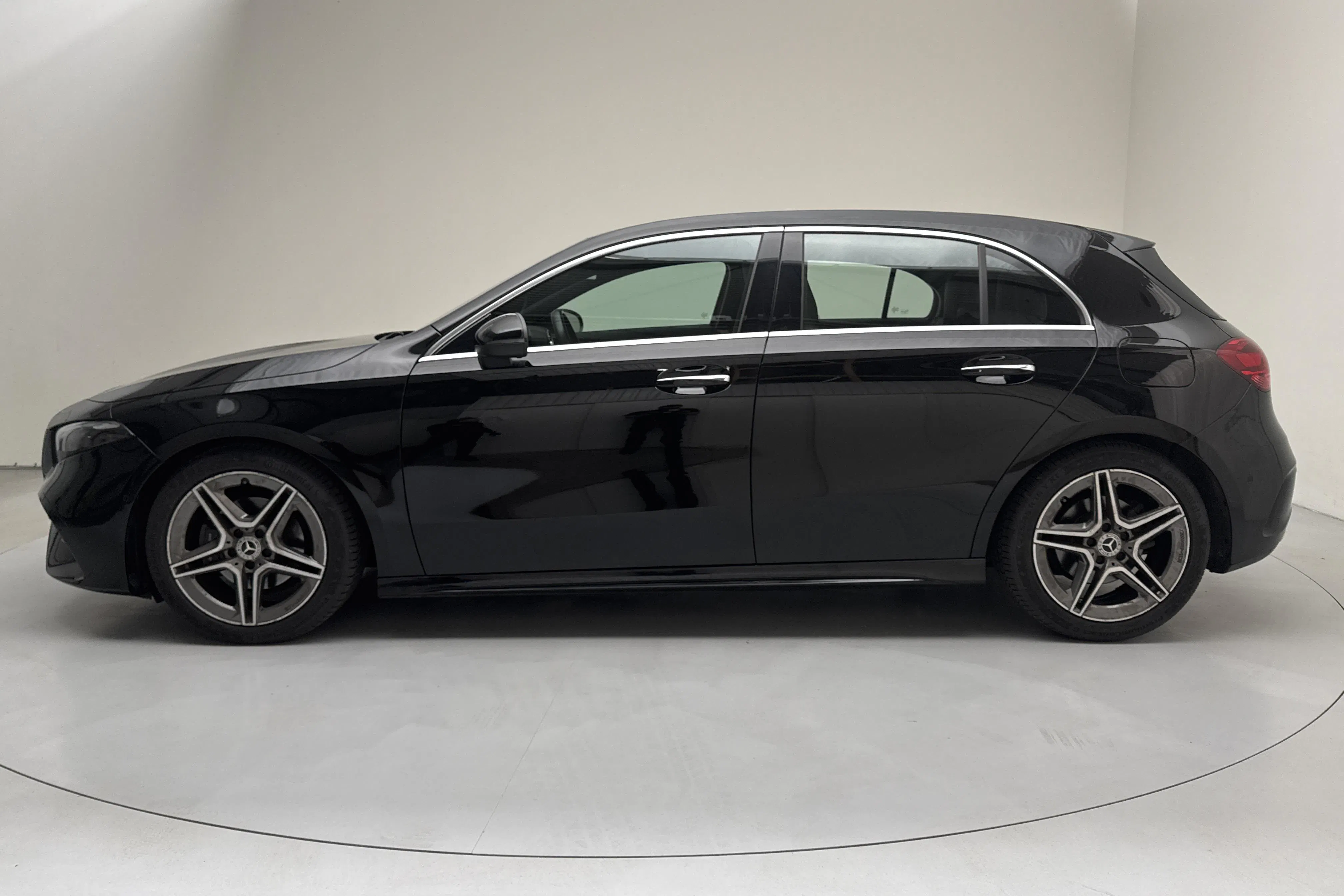 Presentationsfoto 2 av 14: Mercedes A 200 5dr W177 (163hk) - 7 343 mil - Automat - svart - 2023