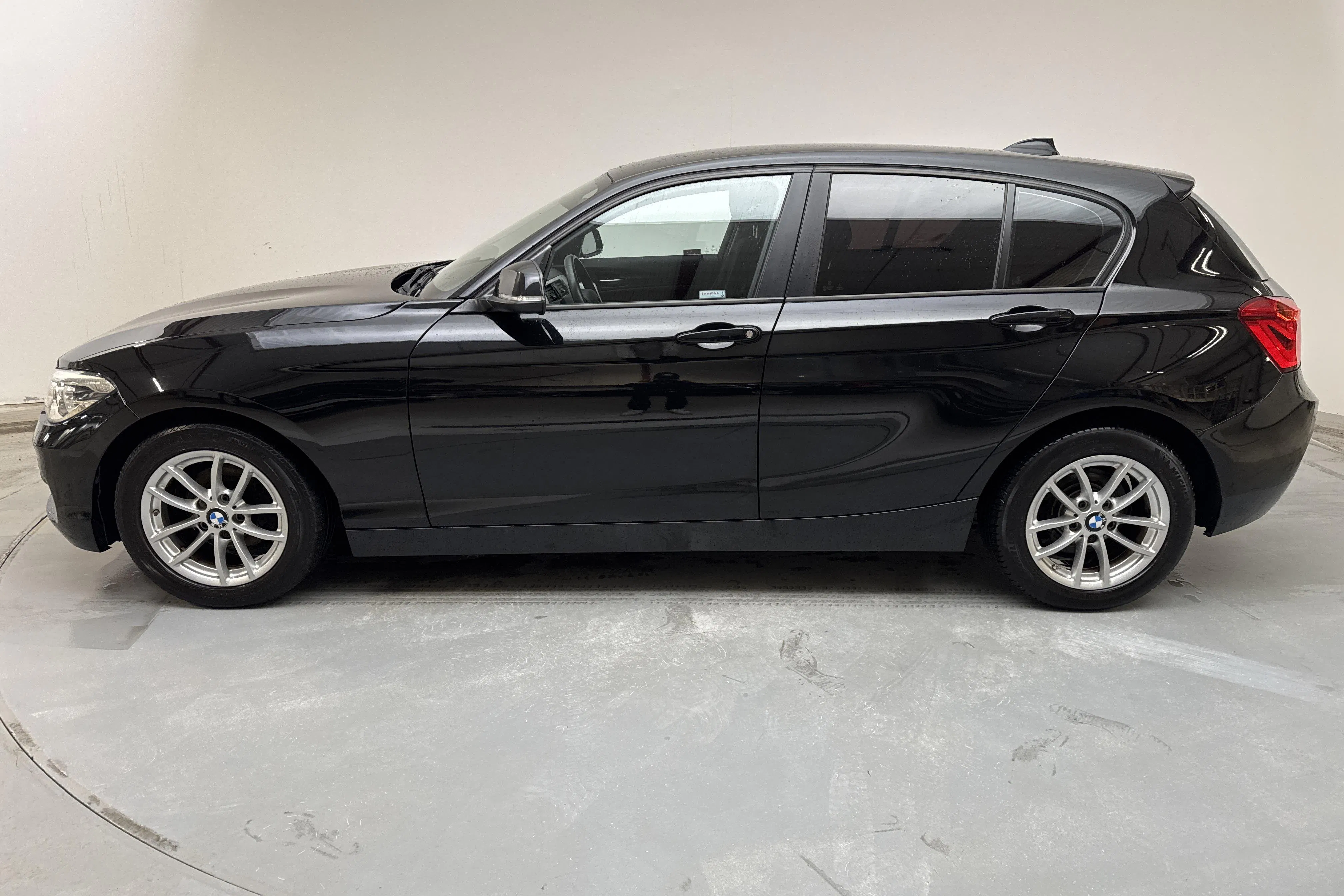 Presentationsfoto 2 av 13: BMW 118i 5dr, F20 (136hk) - 12 514 mil - Automat - svart - 2018