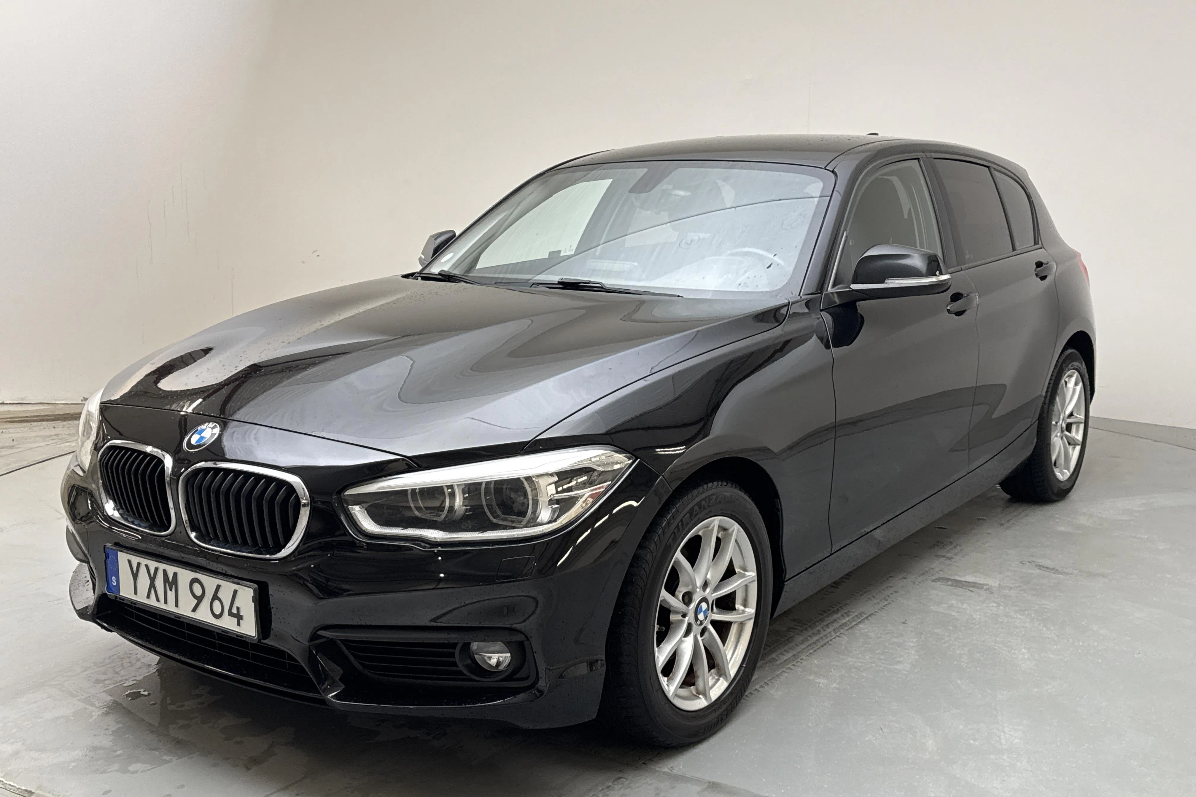 Presentationsfoto 1 av 13: BMW 118i 5dr, F20 (136hk) - 12 514 mil - Automat - svart - 2018