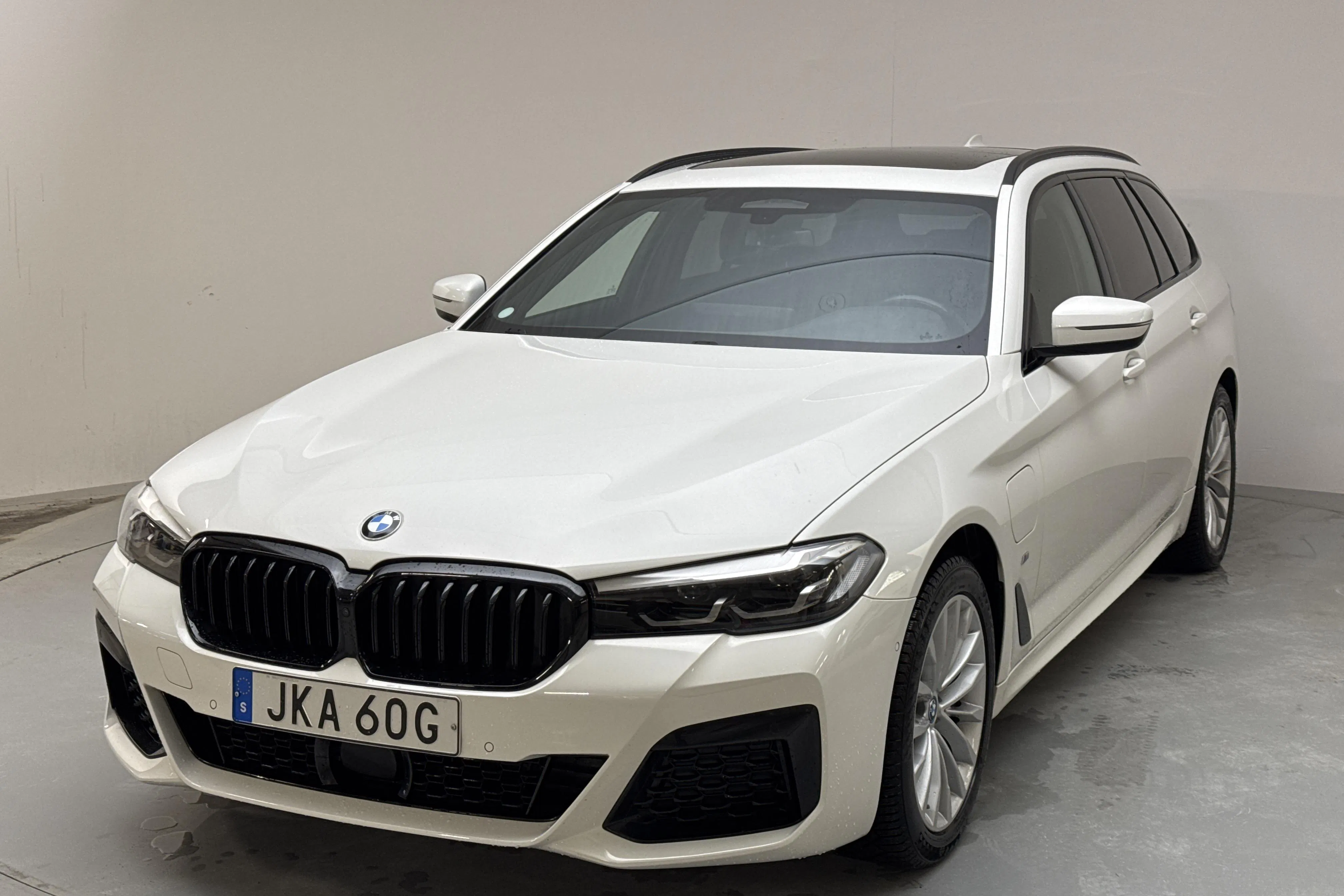 Presentationsfoto 1 av 17: BMW 530e xDrive Touring, G31 12kWh LCI (292hk) - 5 258 mil - Automat - vit - 2021