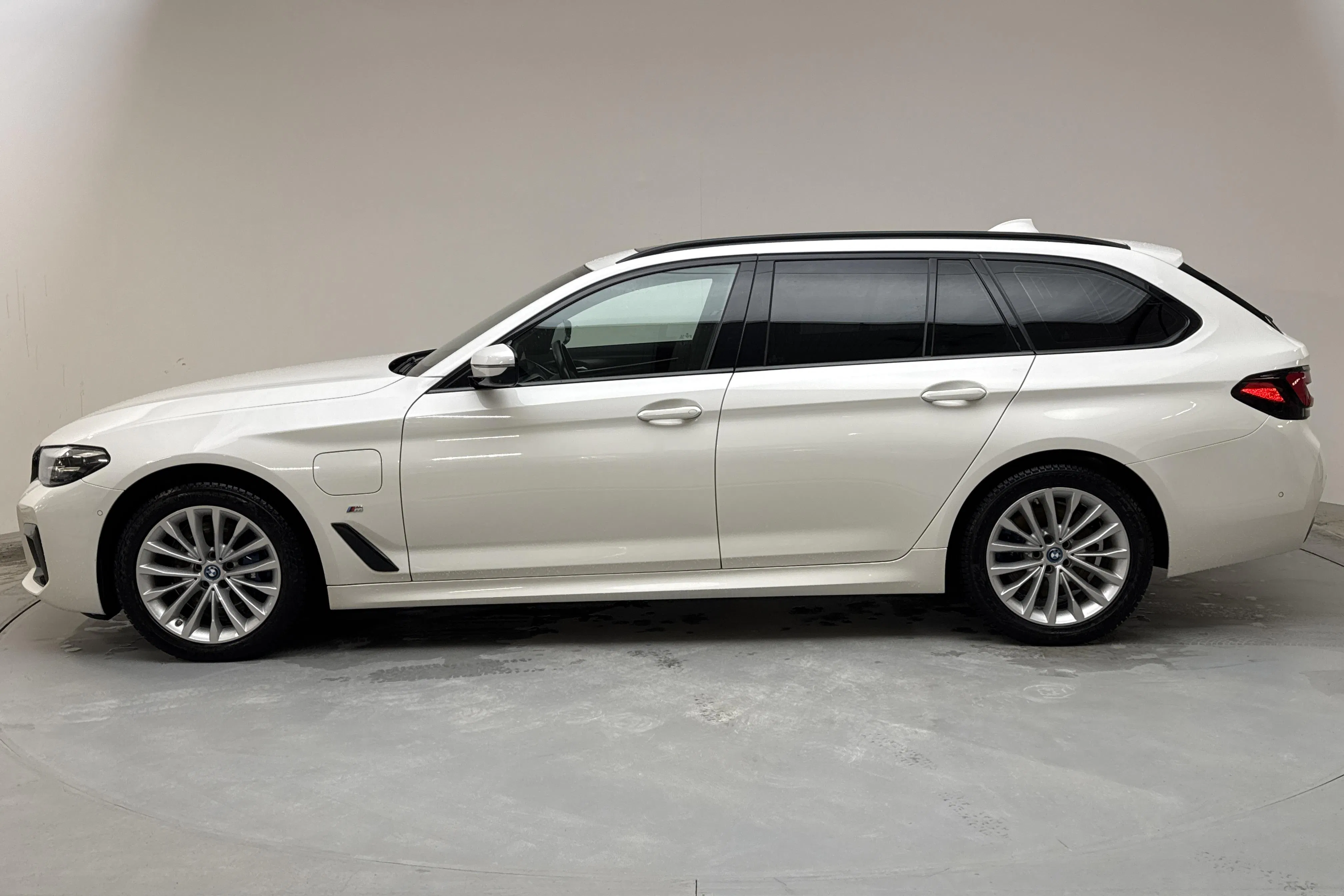 Presentationsfoto 2 av 17: BMW 530e xDrive Touring, G31 12kWh LCI (292hk) - 5 258 mil - Automat - vit - 2021
