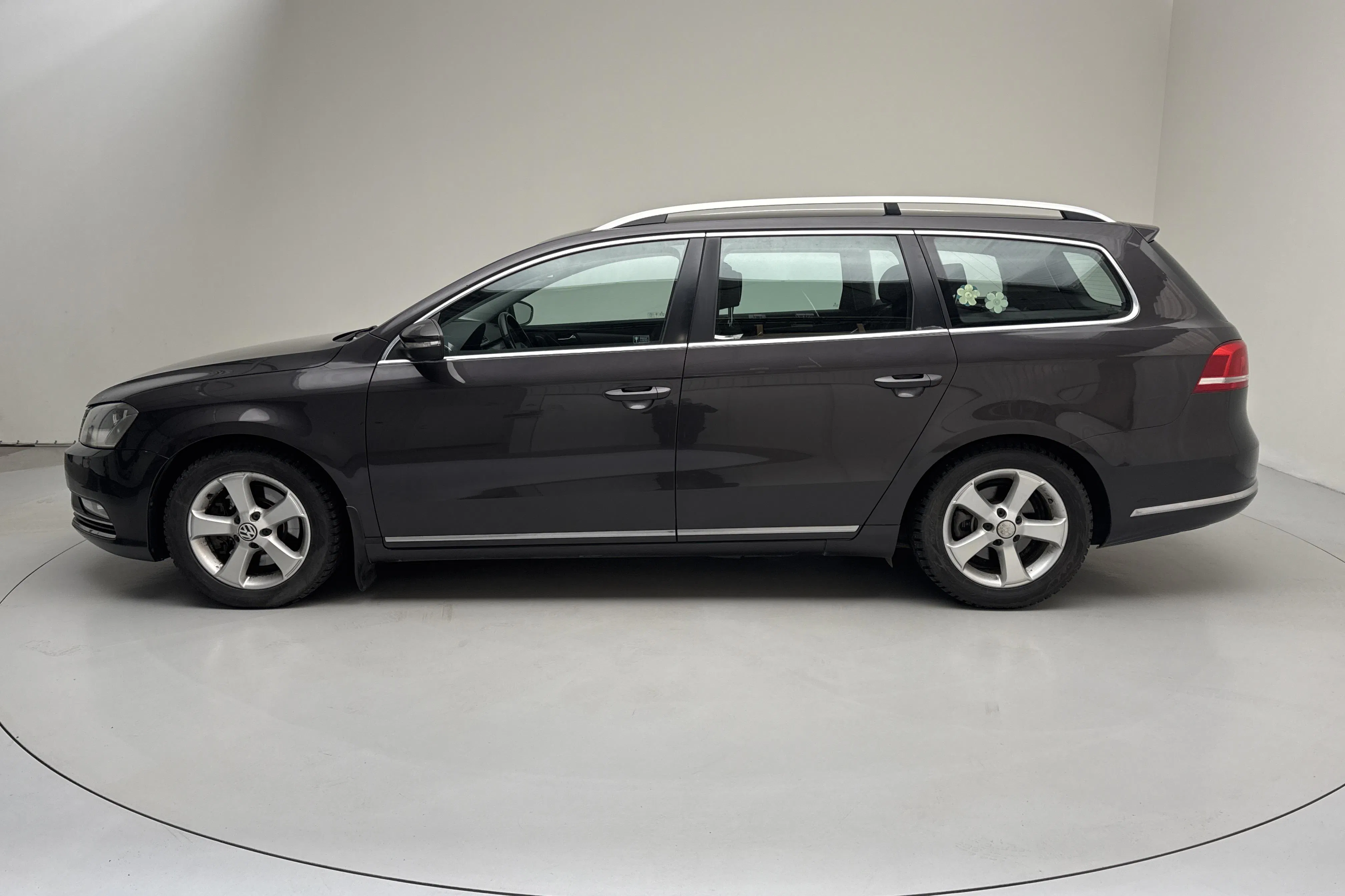 Presentation photo 2 of 12: VW Passat 2.0 TDI BlueMotion Technology Variant (140hk) - 156 830 km - Manual - Dark Brown - 2011