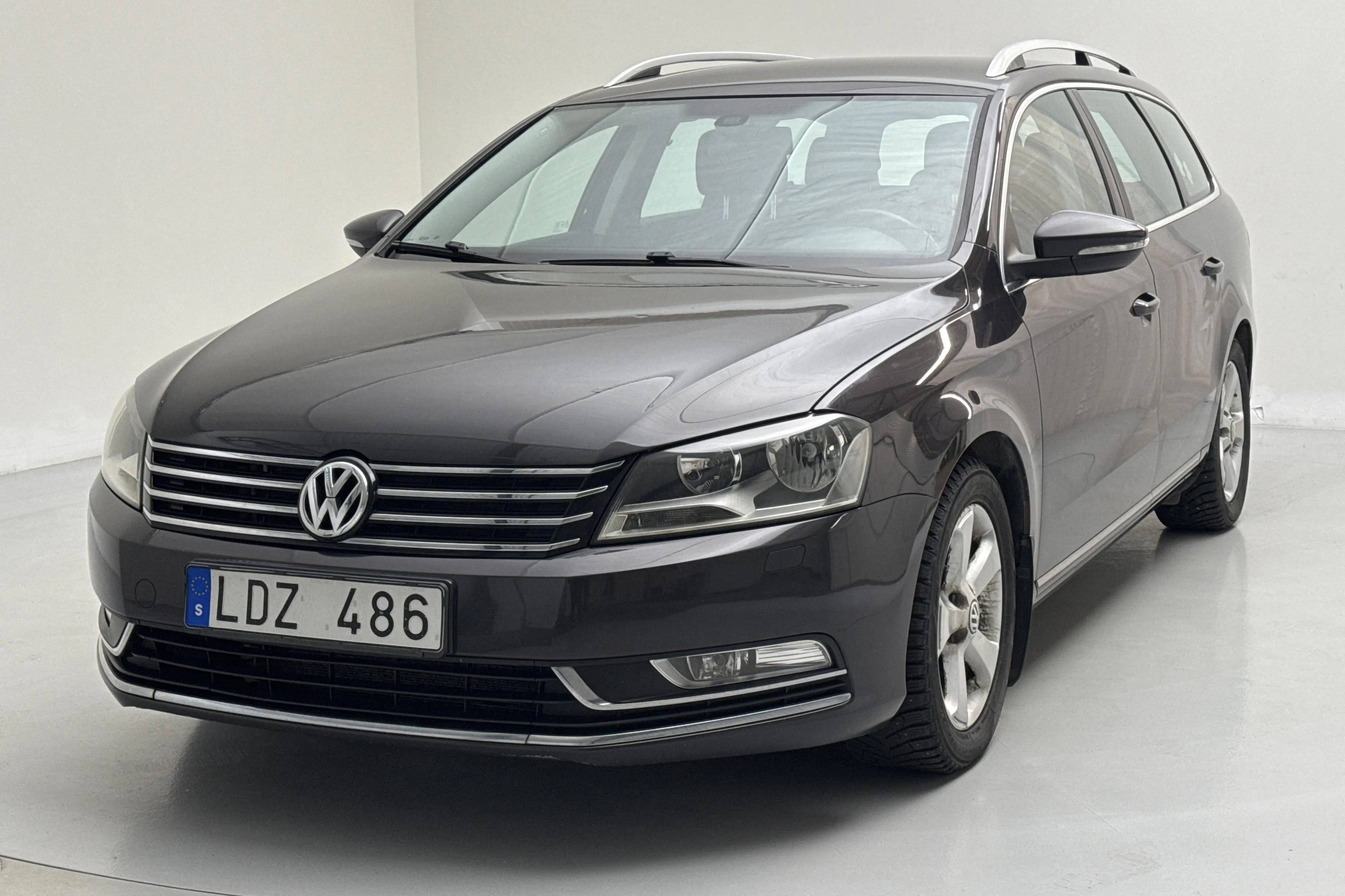 Presentation photo 1 of 12: VW Passat 2.0 TDI BlueMotion Technology Variant (140hk) - 156 830 km - Manual - Dark Brown - 2011