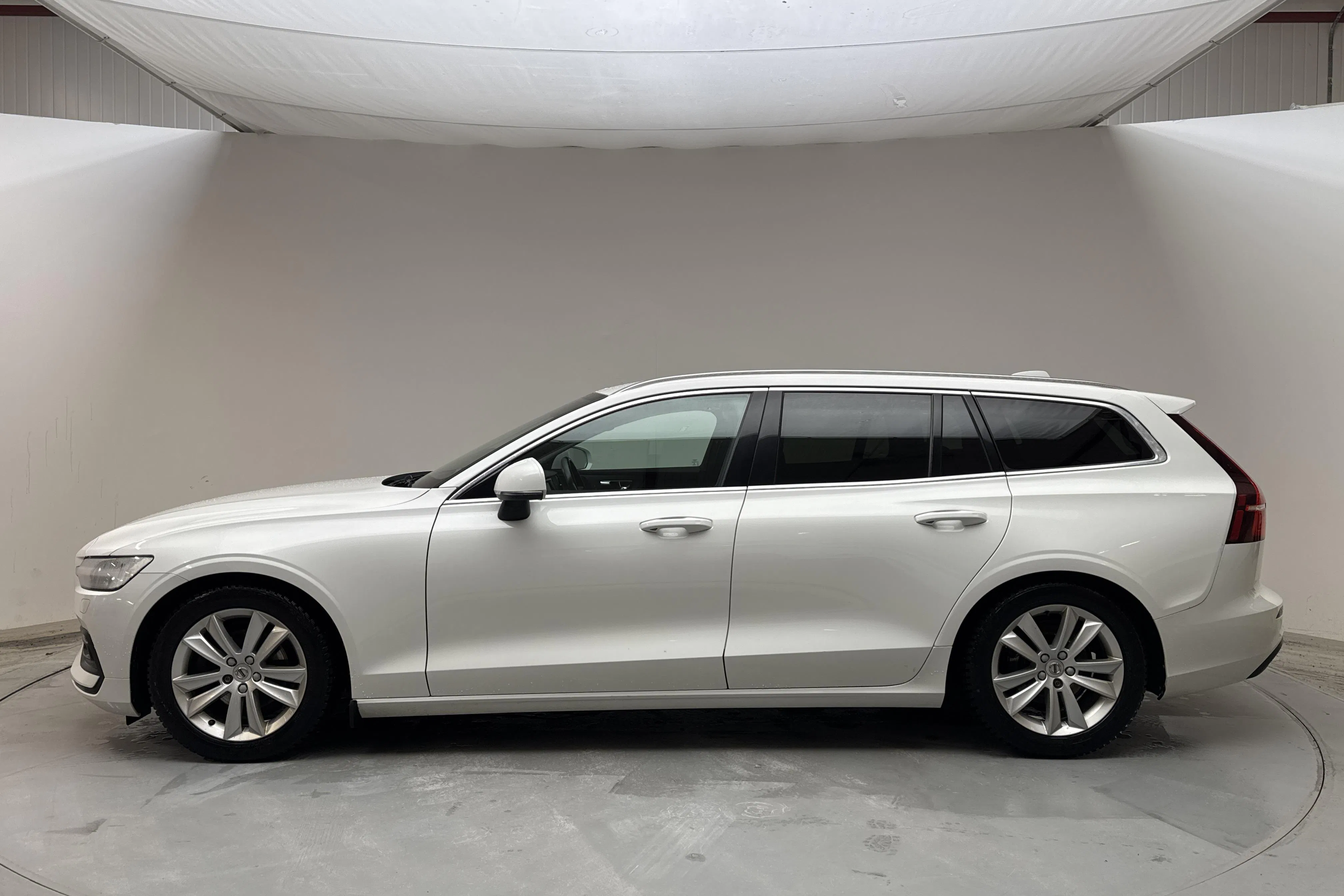 Presentationsfoto 2 av 15: Volvo V60 D3 (150hk) - 26 488 mil - Automat - vit - 2019