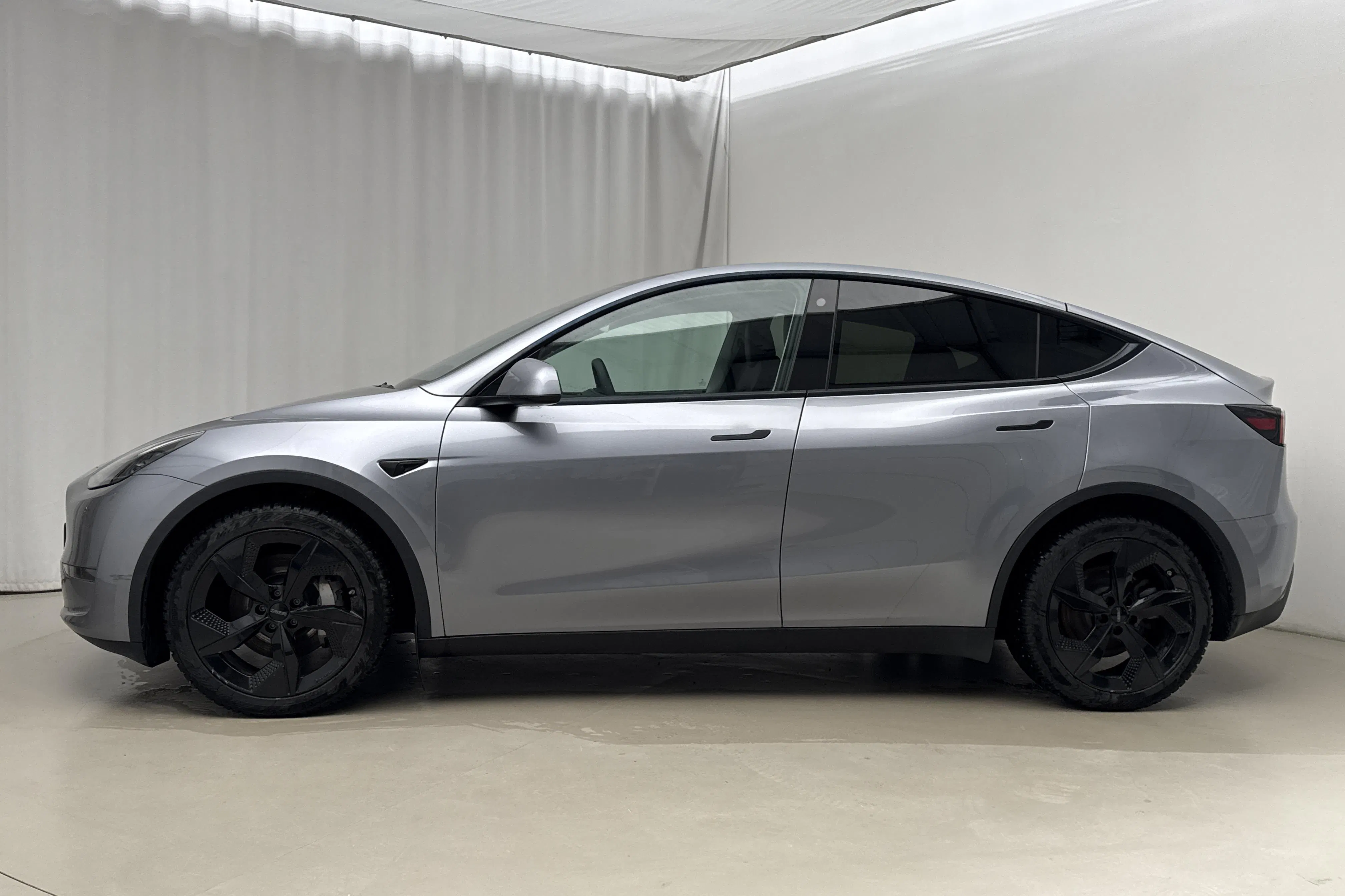 Presentationsfoto 2 av 26: Tesla Model Y Long Range Dual Motor AWD - 4 807 mil - Automat - grå - 2023