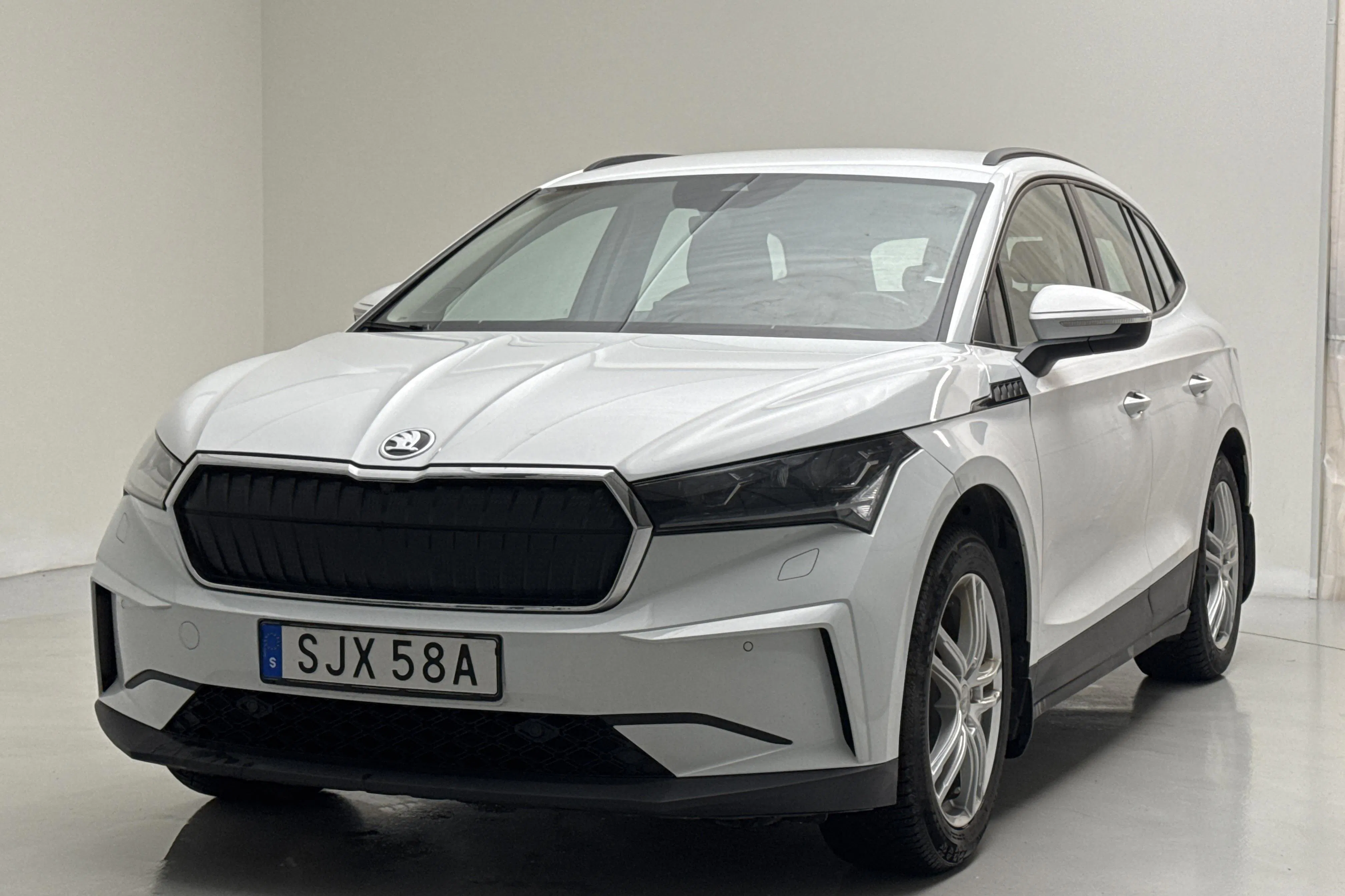 Presentationsfoto 1 av 18: Skoda Enyaq iV 60 (180hk) - 18 024 mil - Automat - vit - 2021