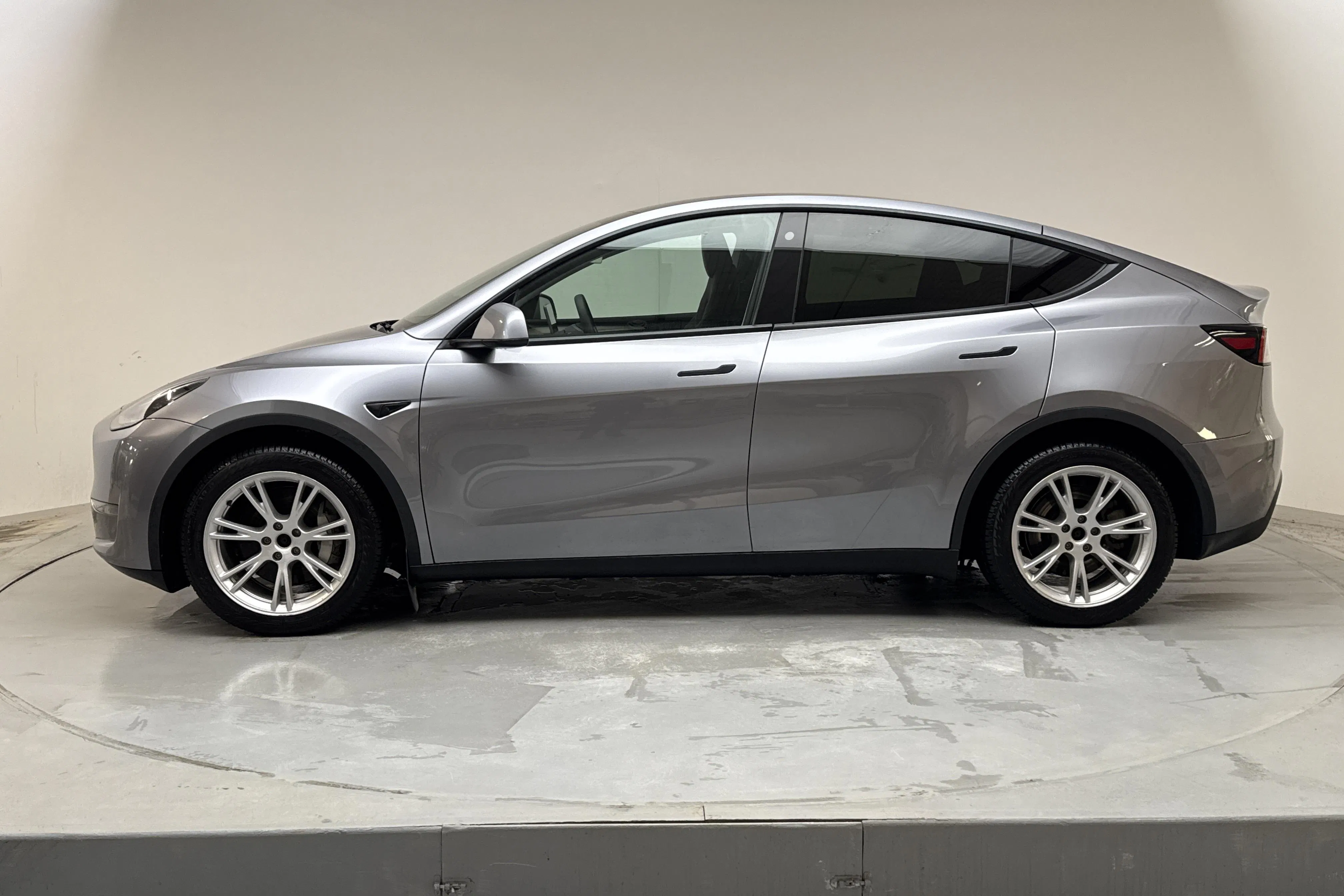 Presentation photo 2 of 19: Tesla Model Y Long Range Dual Motor AWD - 54 570 km - Automatic - gray - 2023