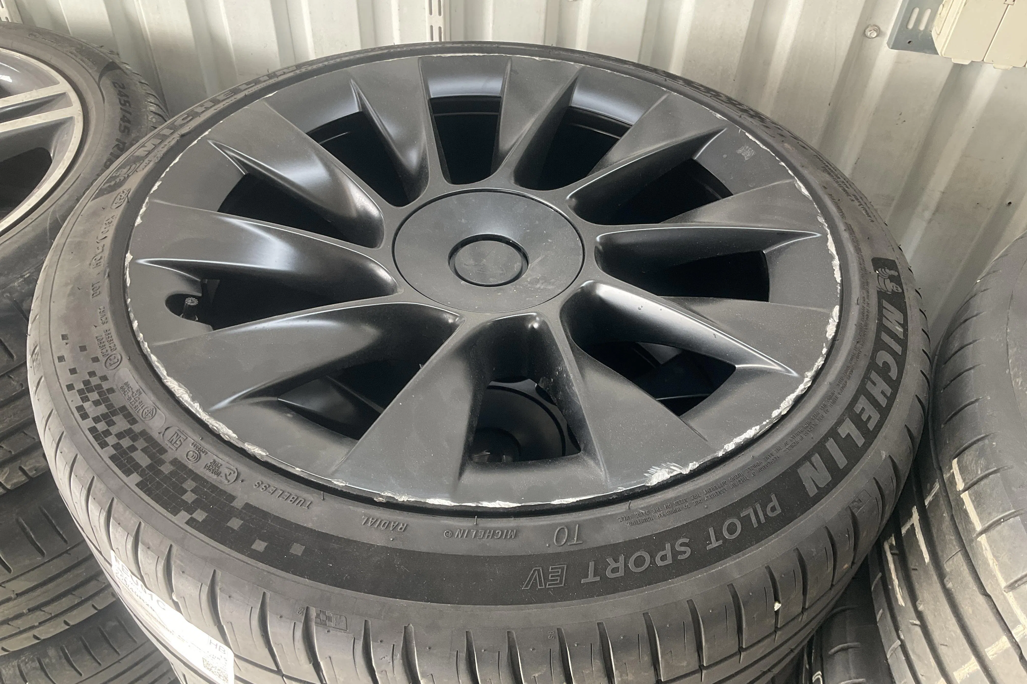 Presentation photo 19 of 19: Tesla Model Y Long Range Dual Motor AWD - 54 570 km - Automatic - gray - 2023