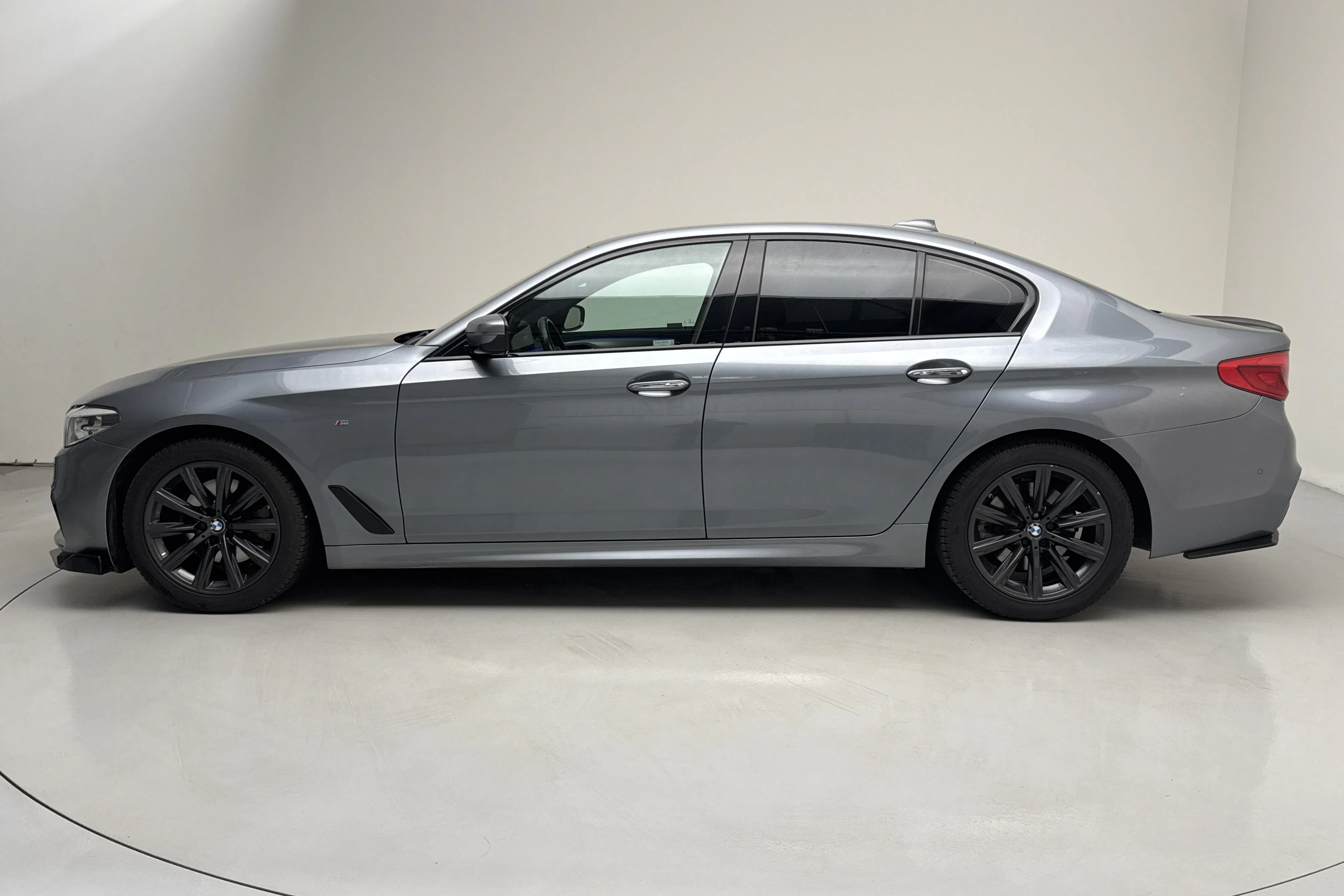 Presentation photo 2 of 15: BMW 520d xDrive Sedan, G30 (190hk) - 185 990 km - Automatic - blue - 2017