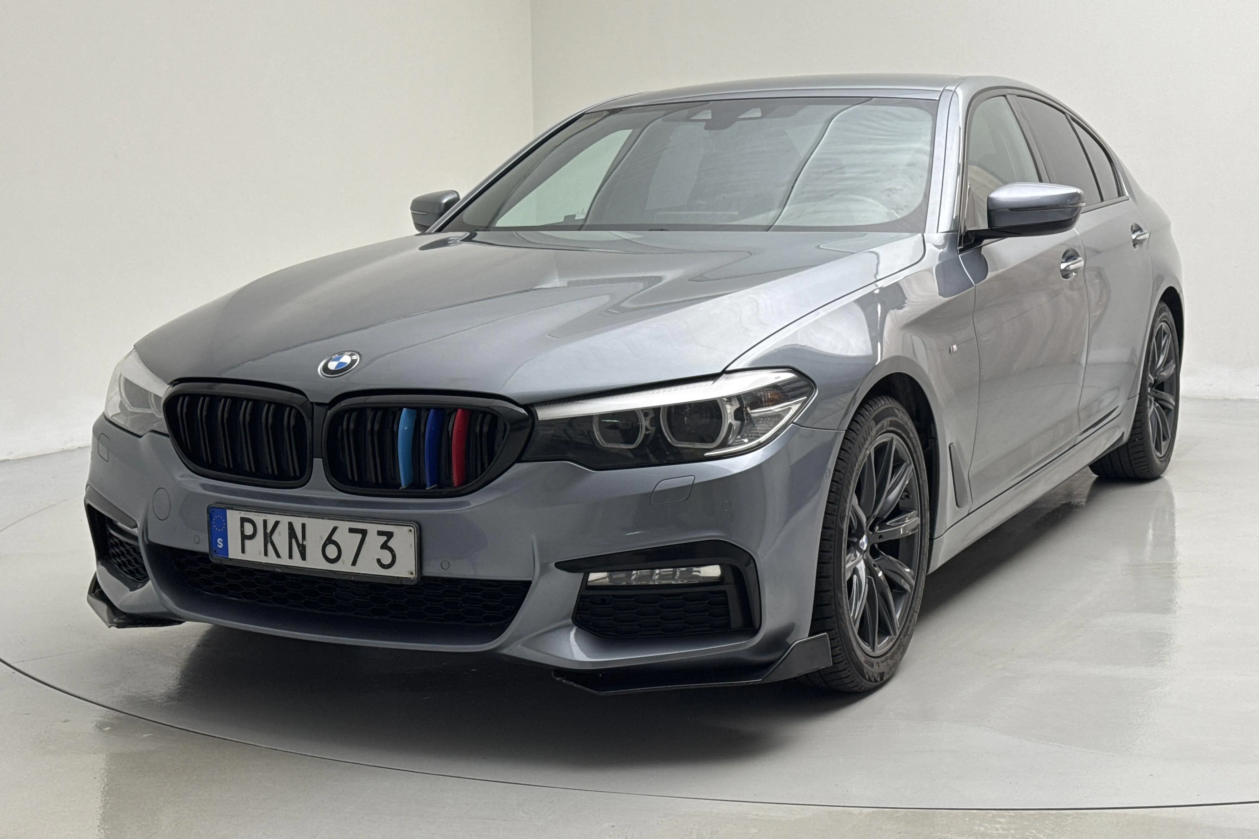 Presentation photo 1 of 15: BMW 520d xDrive Sedan, G30 (190hk) - 185 990 km - Automatic - blue - 2017