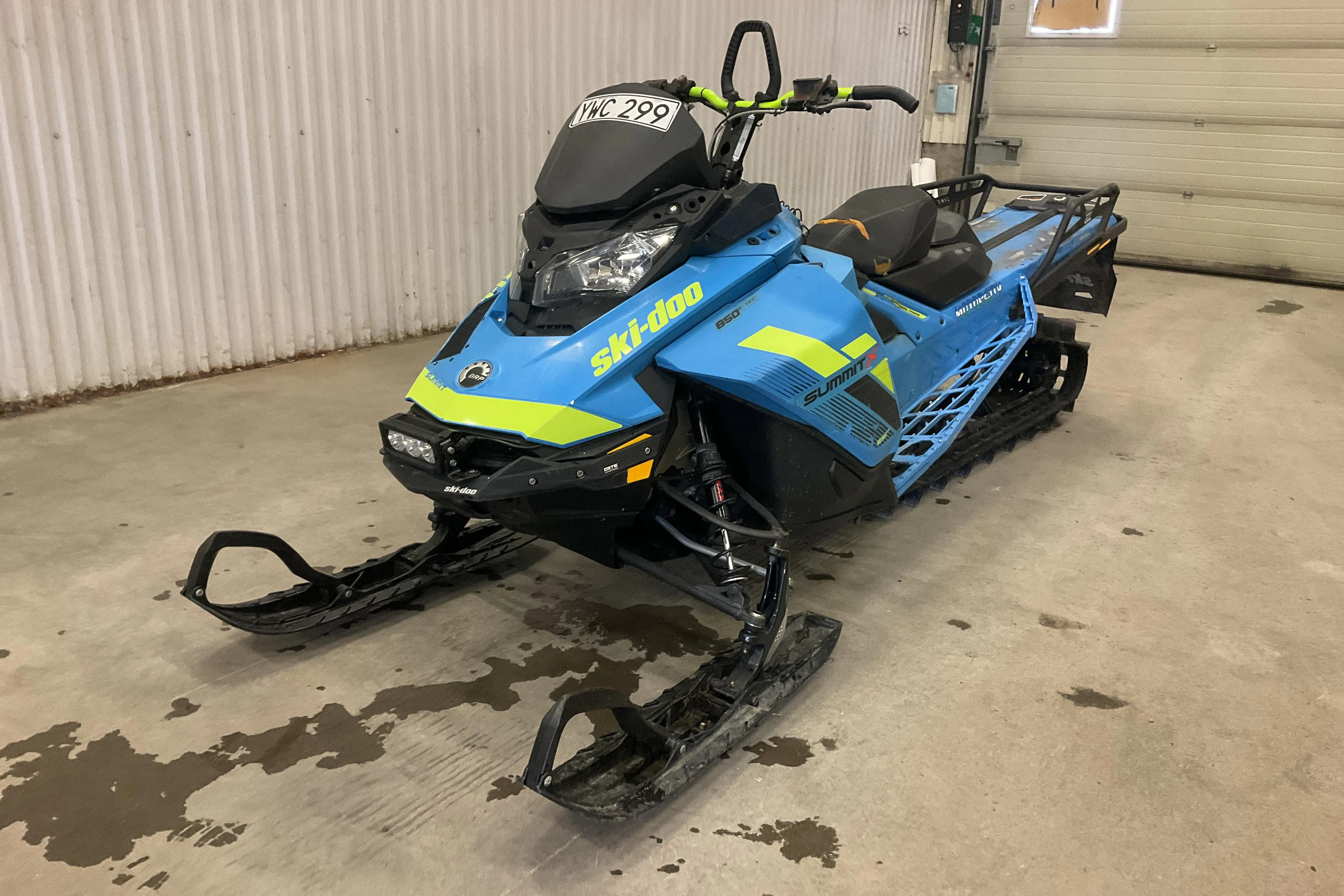 Presentationsfoto 1 av 15: ski-doo SUMMIT X 850 E-TEC 165" Snöskoter - 1 975 mil - Automat - 2018