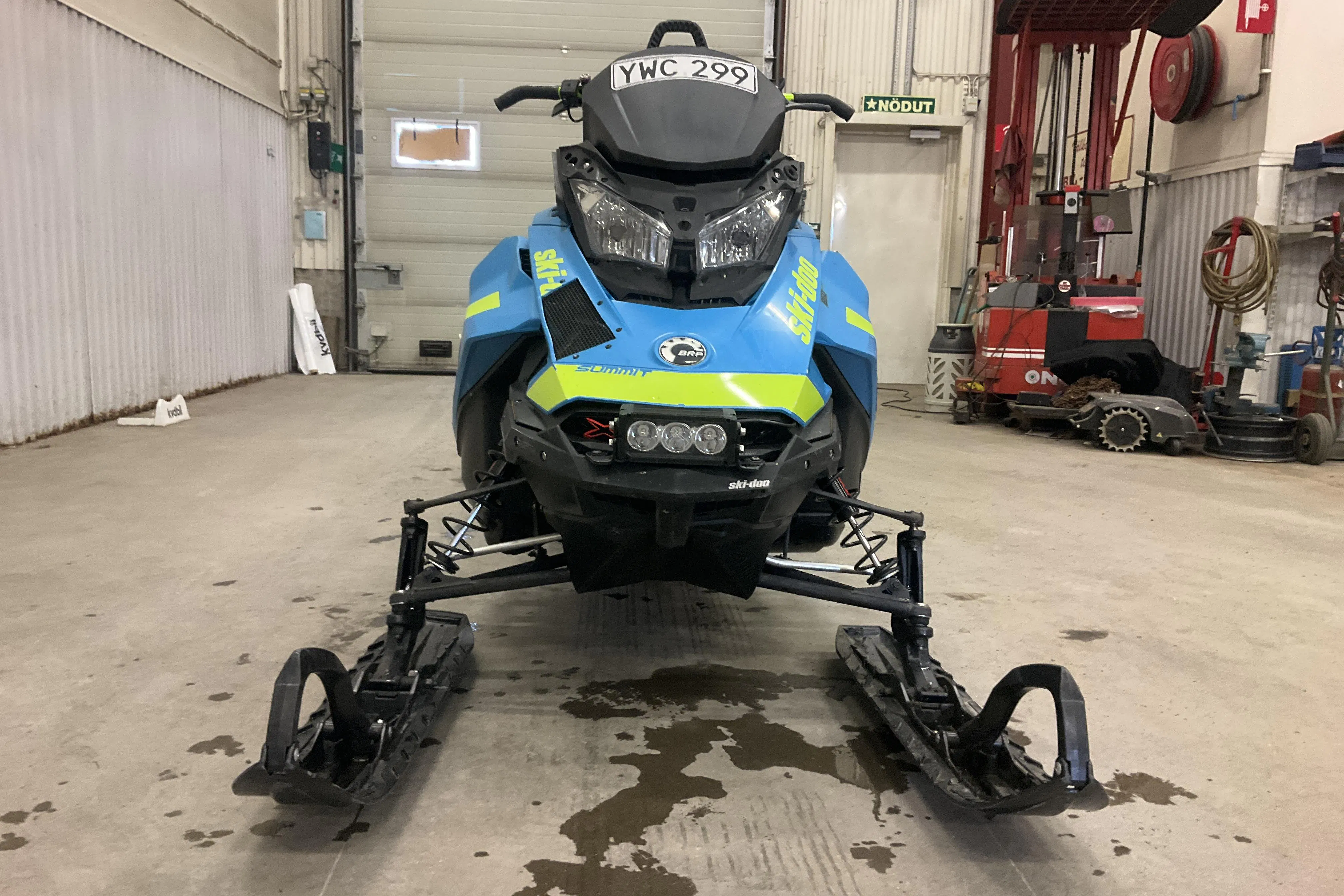 Presentationsfoto 2 av 15: ski-doo SUMMIT X 850 E-TEC 165" Snöskoter - 1 975 mil - Automat - 2018