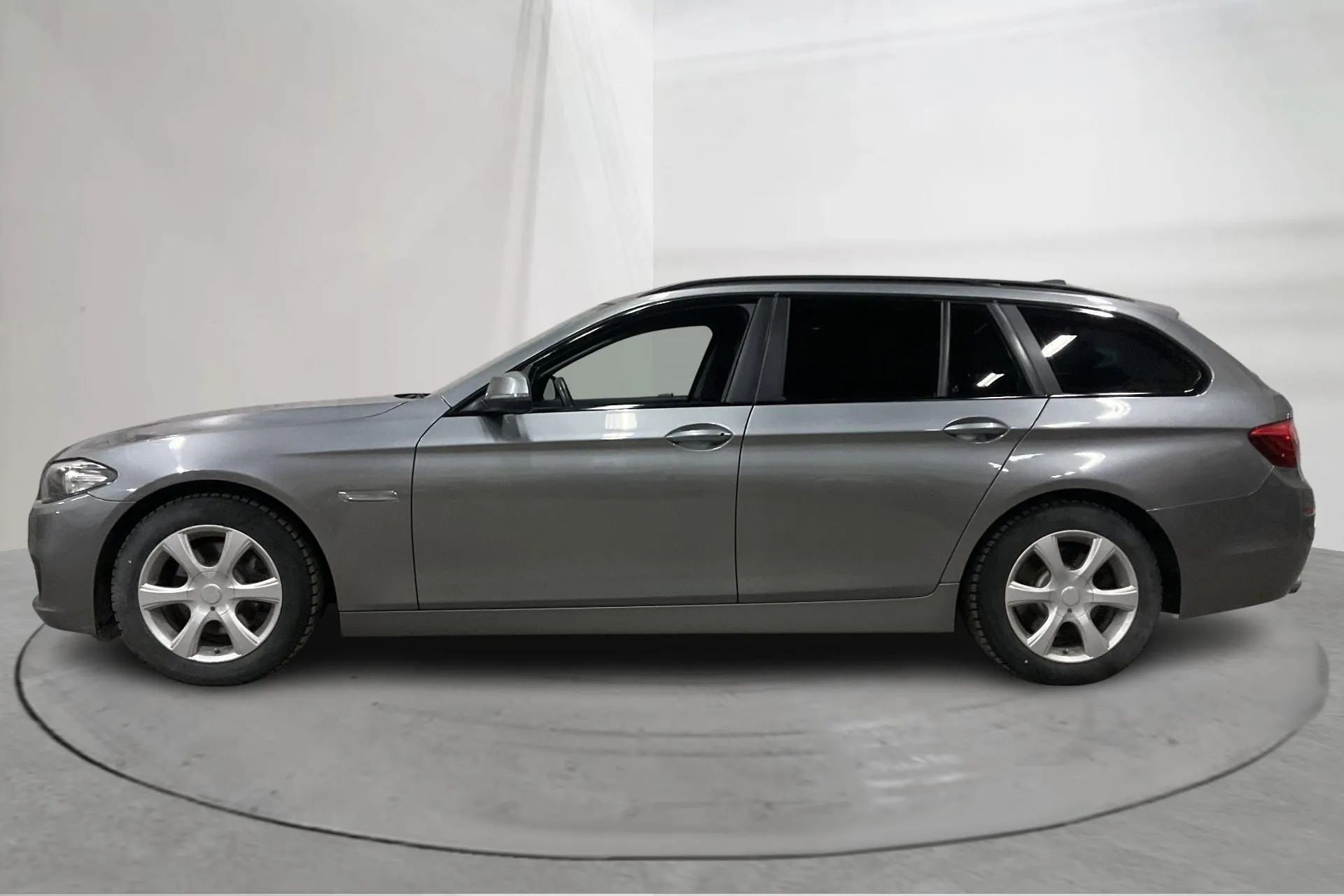 Presentation photo 2 of 16: BMW 520d xDrive Touring, F11 (190hk) - 165 480 km - Automatic - gray - 2017