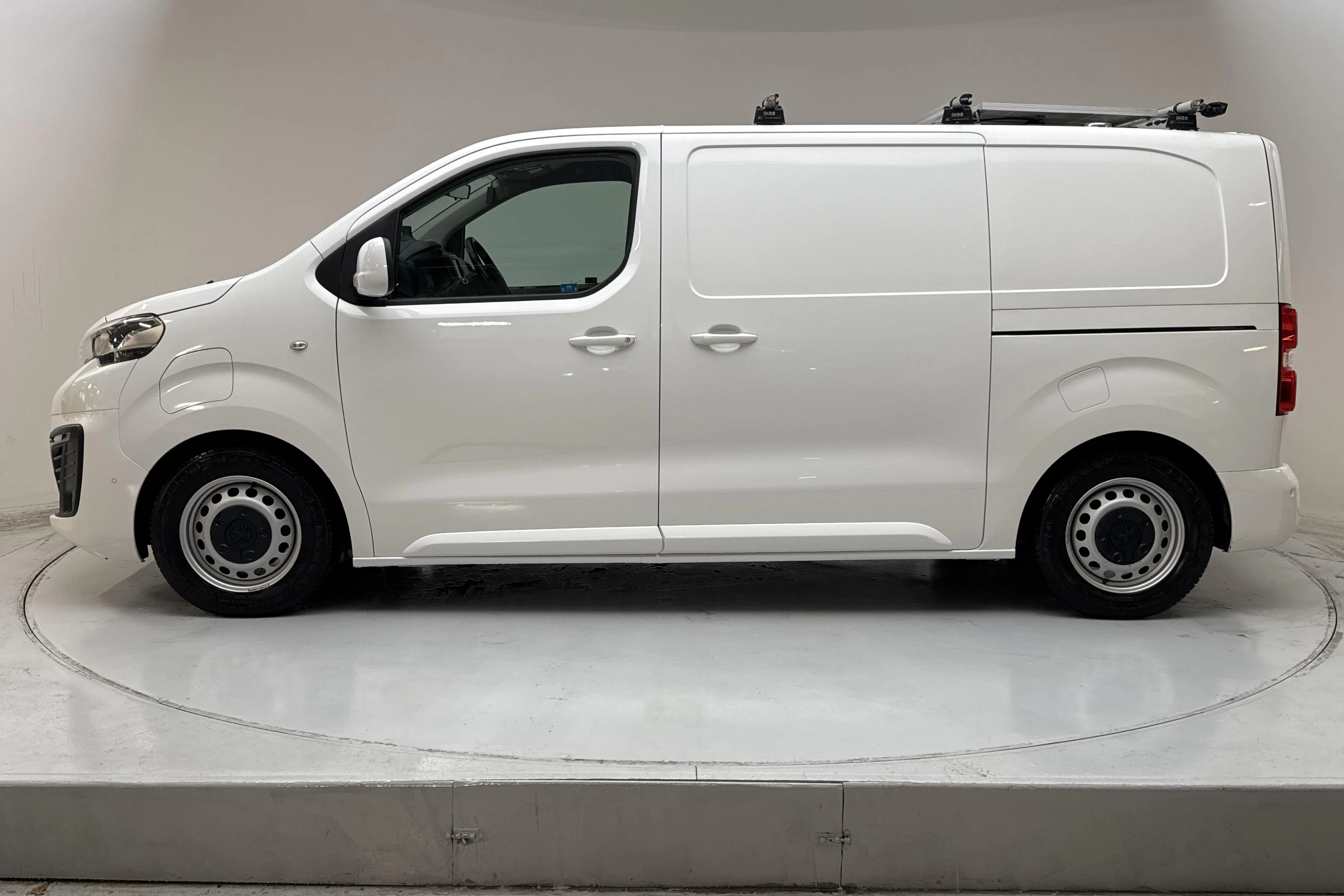 Presentation photo 2 of 16: Peugeot e-Expert Skåp 75kWh (136hk) - 95 780 km - Automatic - white - 2021