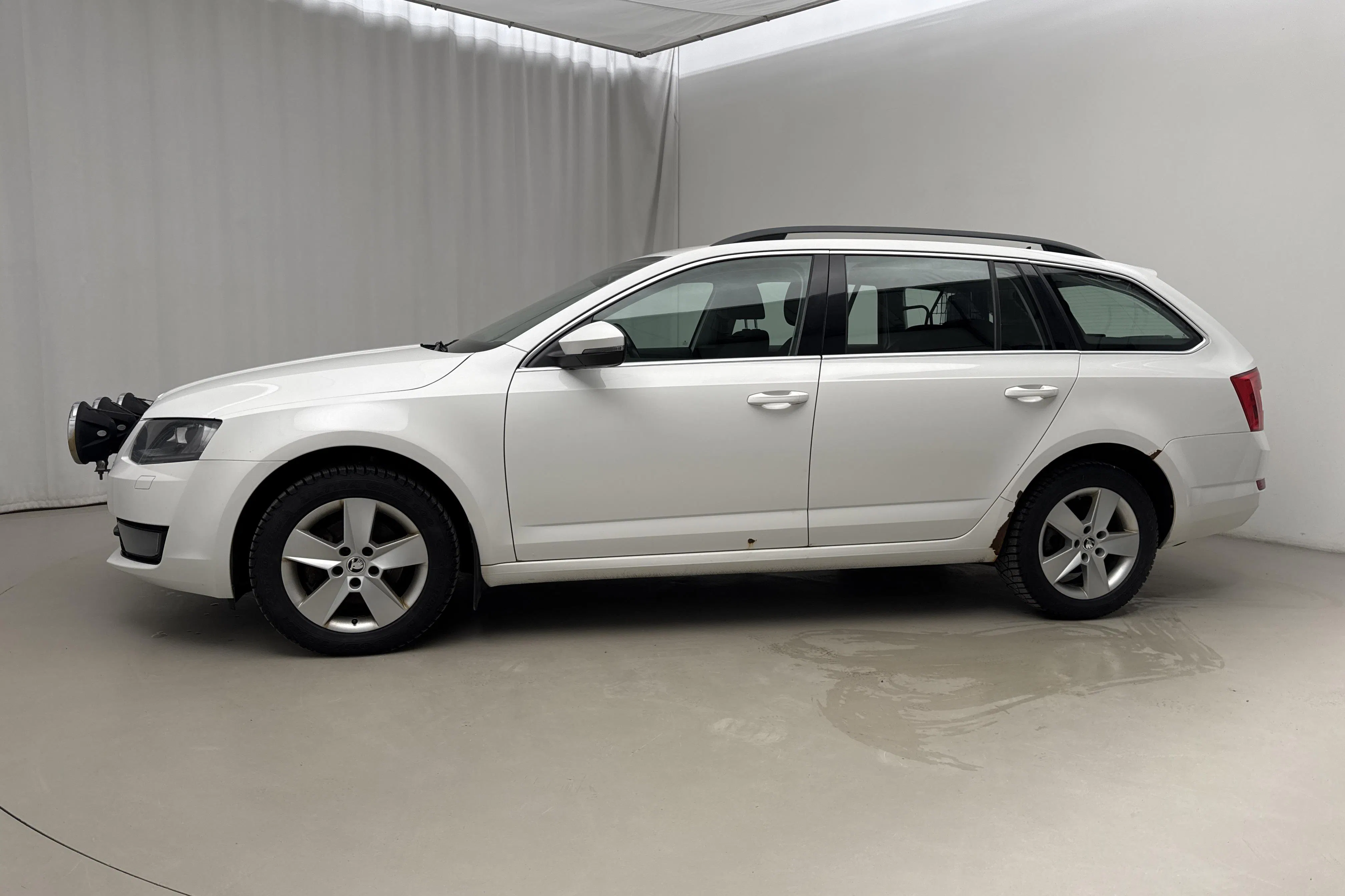 Presentation photo 2 of 15: Skoda Octavia III 1.6 TDI CR Combi 4X4 (105hk) - 184 890 km - Manual - white - 2014