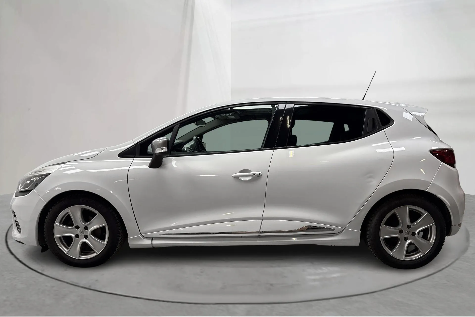 Presentationsfoto 2 av 15: Renault Clio IV 1.2 TCe 120 5dr (120hk) - 11 496 mil - Automat - vit - 2014