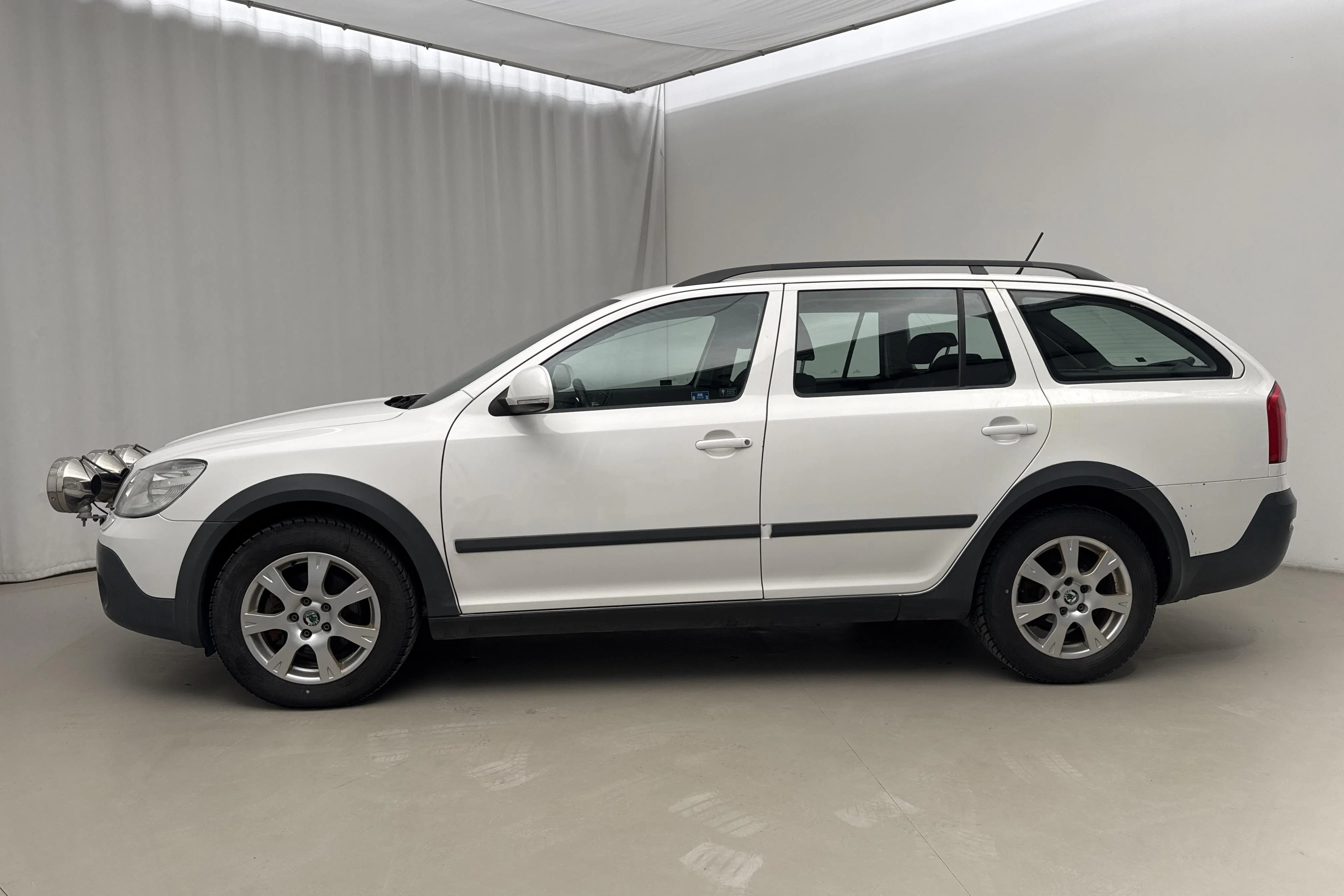 Presentationsfoto 2 av 17: Skoda Octavia Scout II 2.0 TDI 4X4 (140hk) - 18 261 mil - Manuell - vit - 2011
