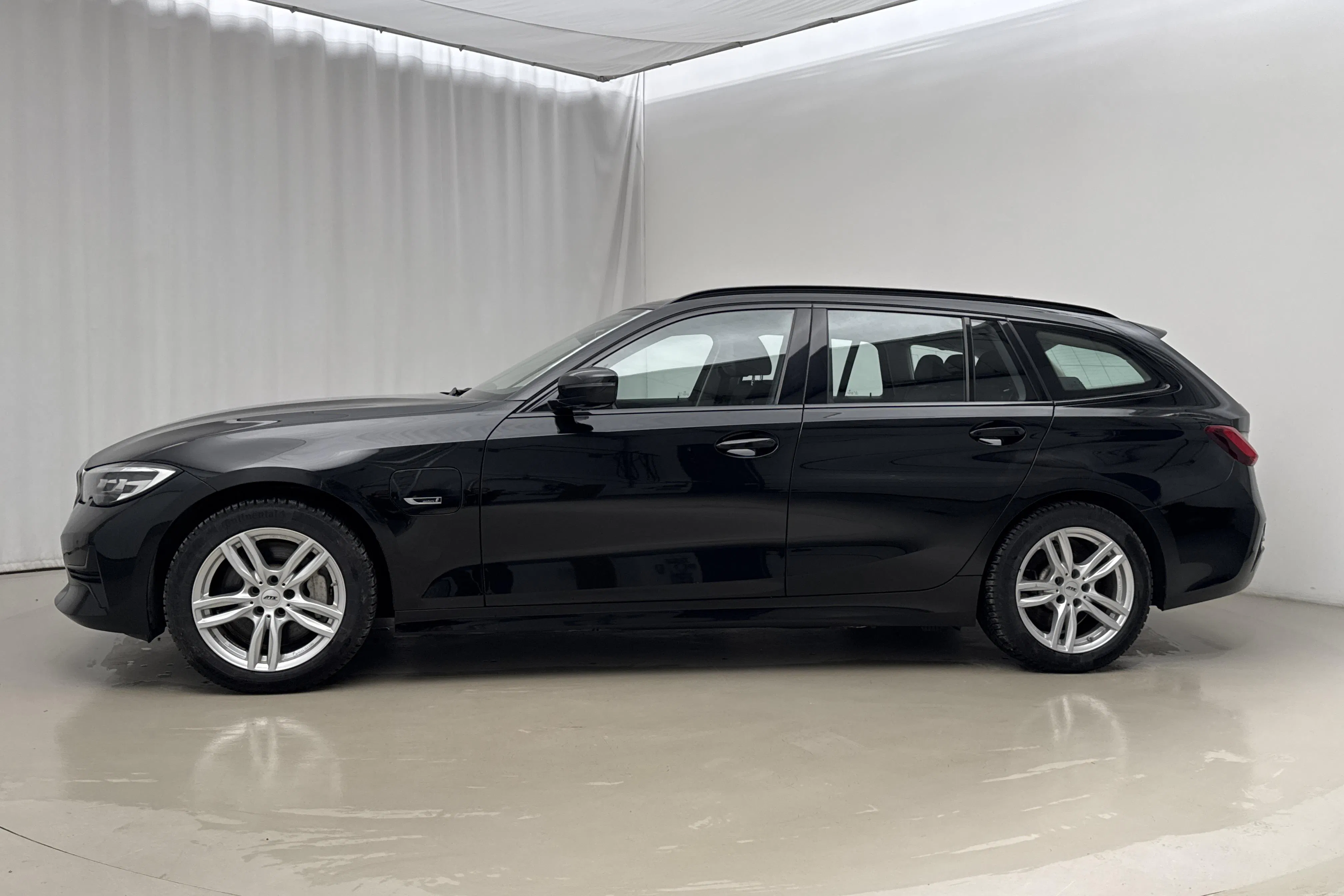 Presentationsfoto 2 av 24: BMW 330e xDrive Touring, G21 (292hk) - 8 116 mil - Automat - svart - 2022