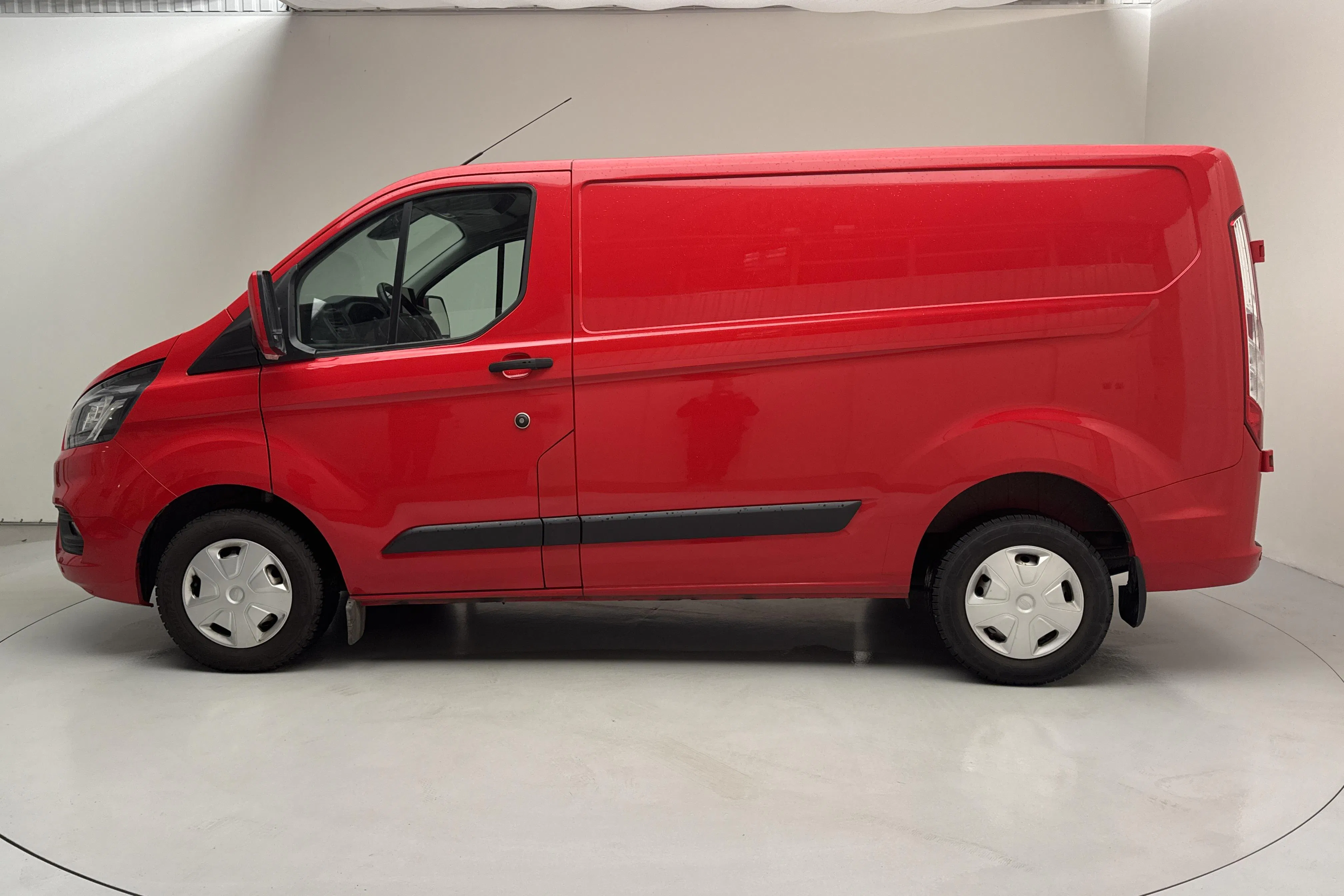 Presentationsfoto 2 av 13: Ford Transit Custom 2.0L EcoBlue (136hk) - 5 196 mil - Manuell - röd - 2022