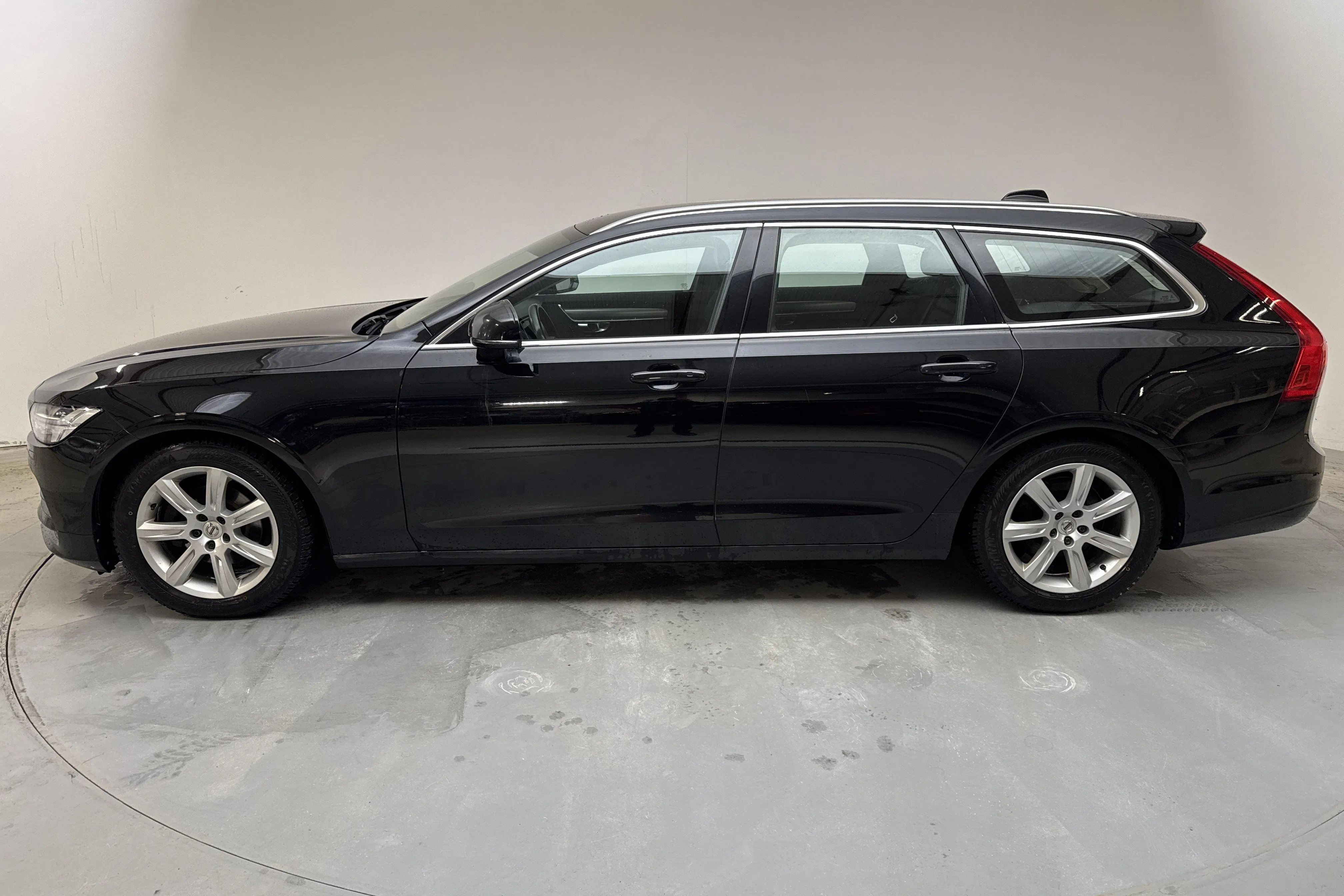 Presentationsfoto 2 av 12: Volvo V90 D3 AWD (150hk) - 24 121 mil - Automat - svart - 2018
