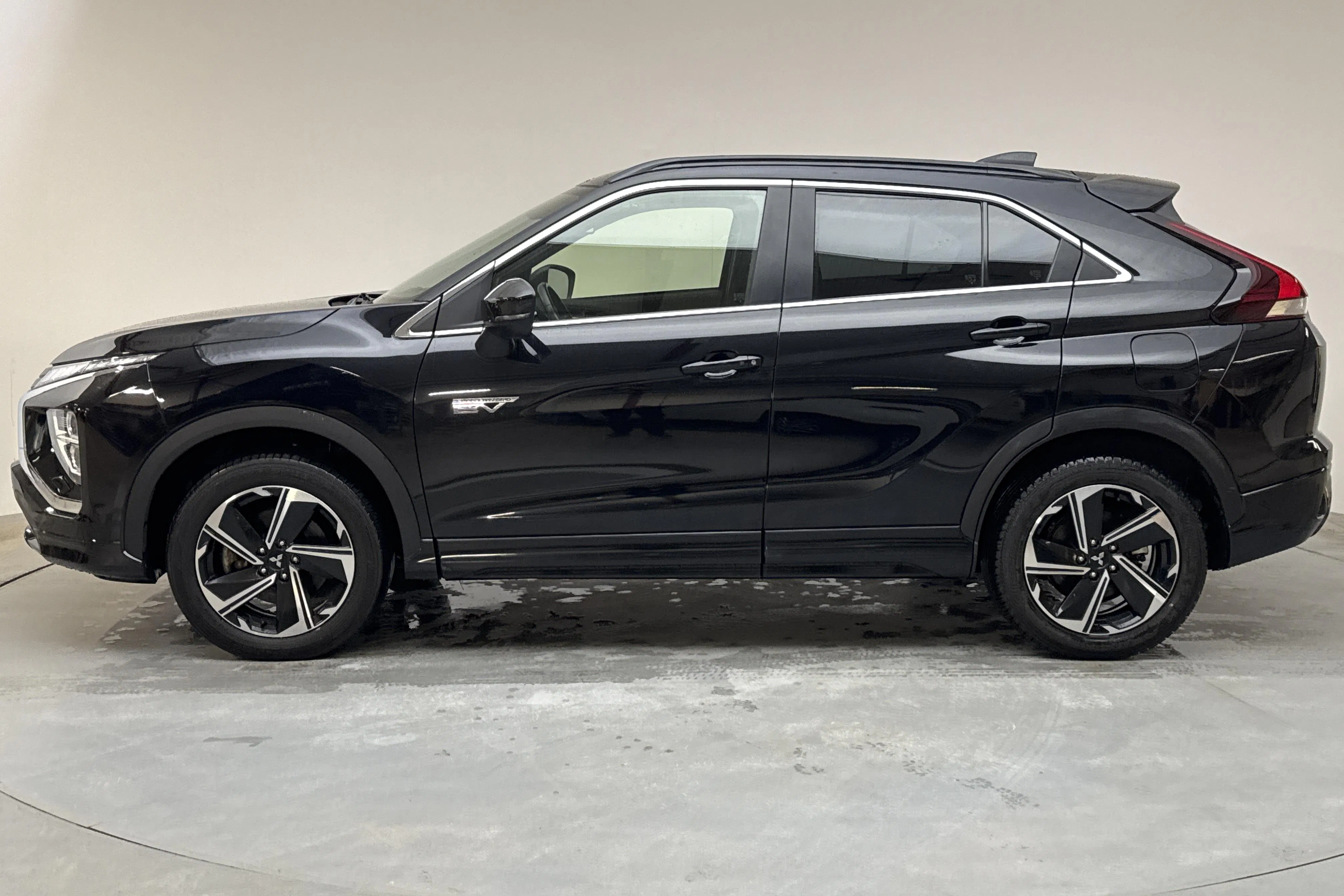 Presentationsfoto 2 av 16: Mitsubishi Eclipse Cross 2.4 PHEV 4WD (185hk) - 6 011 mil - Automat - svart - 2021