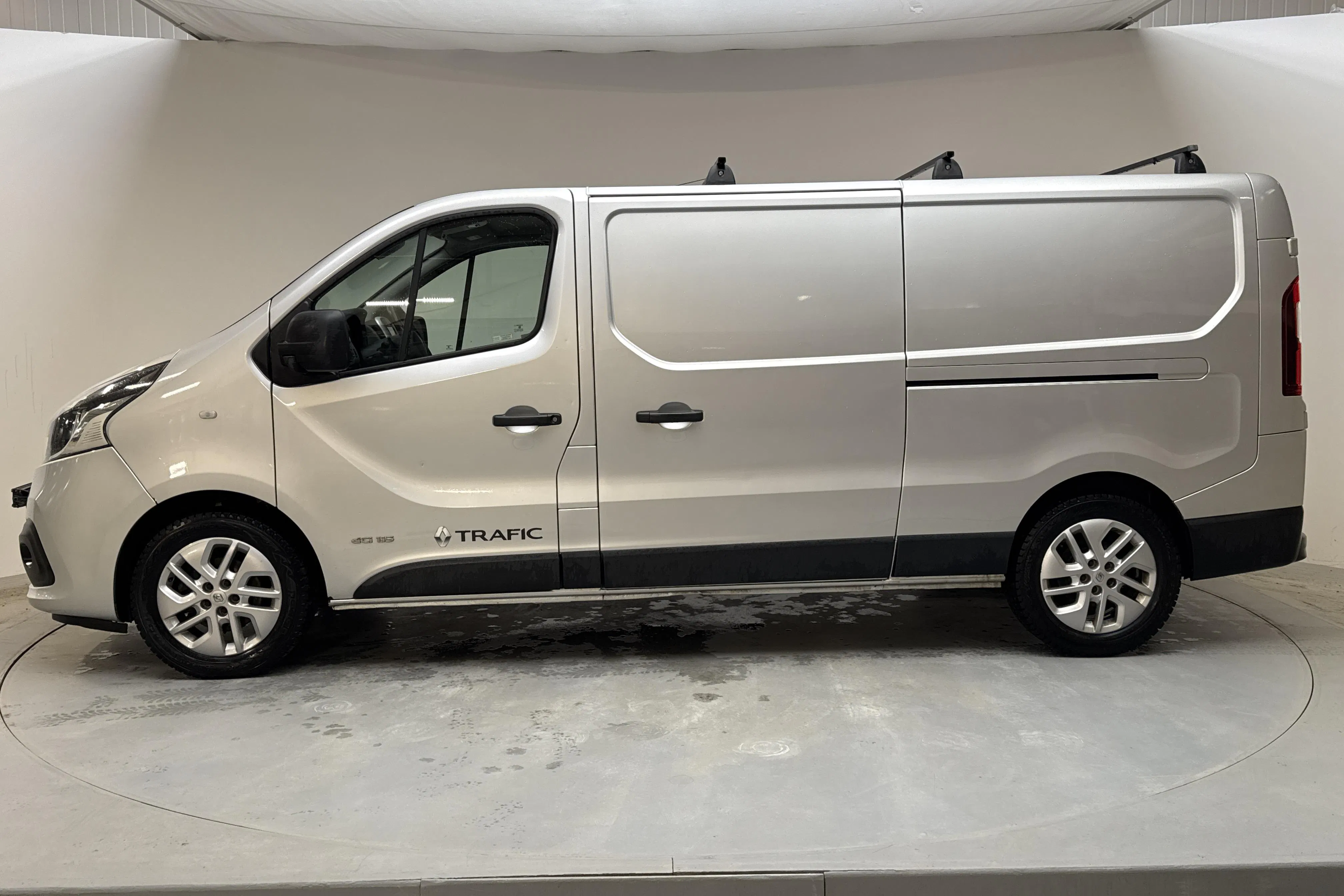 Presentation photo 2 of 13: Renault Trafic 1.6 dCi Skåp (115hk) - 217 360 km - Manual - silver - 2016