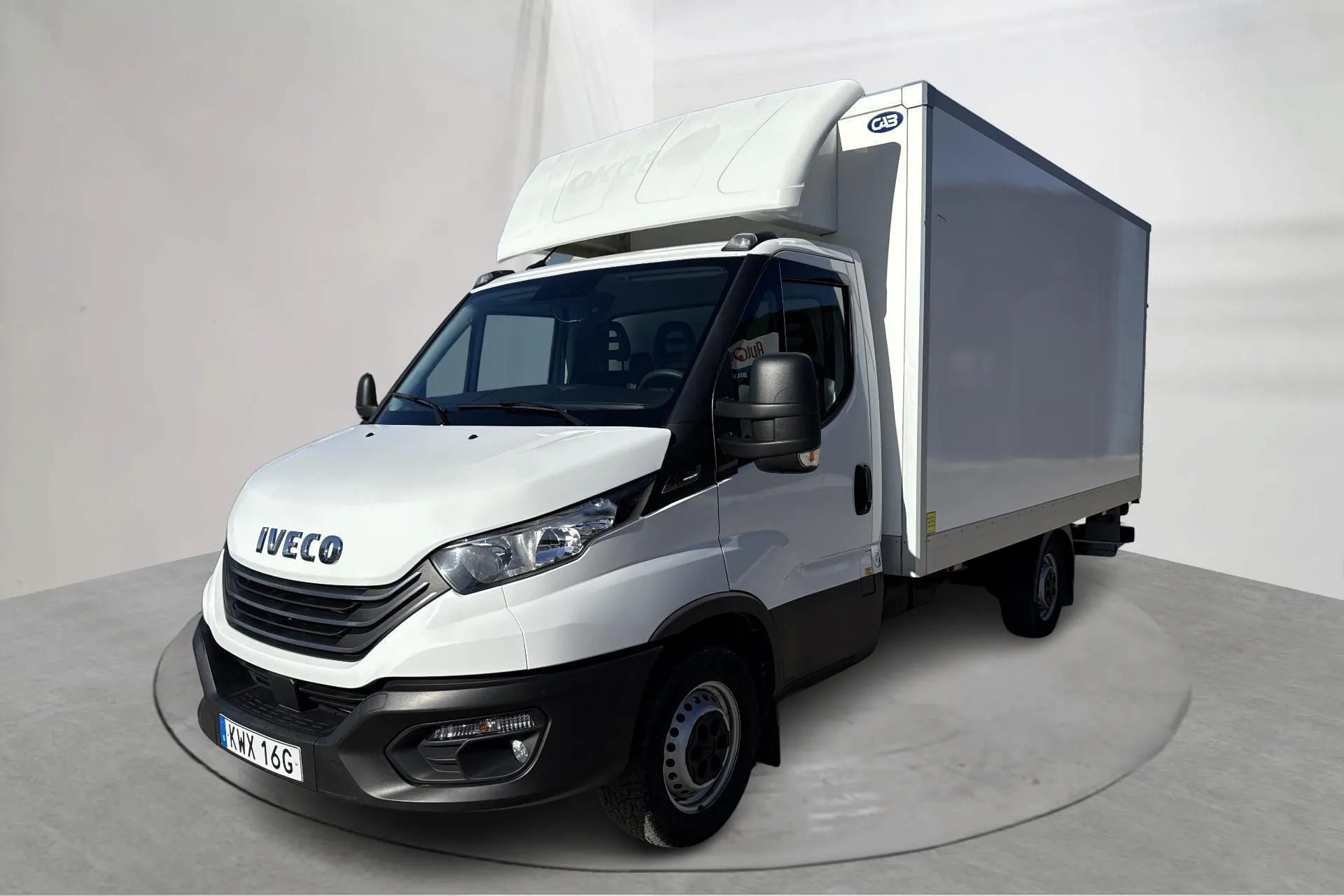 Presentationsfoto 1 av 15: Iveco Daily 35 2.3 (136hk) - 5 970 mil - Automat - vit - 2023