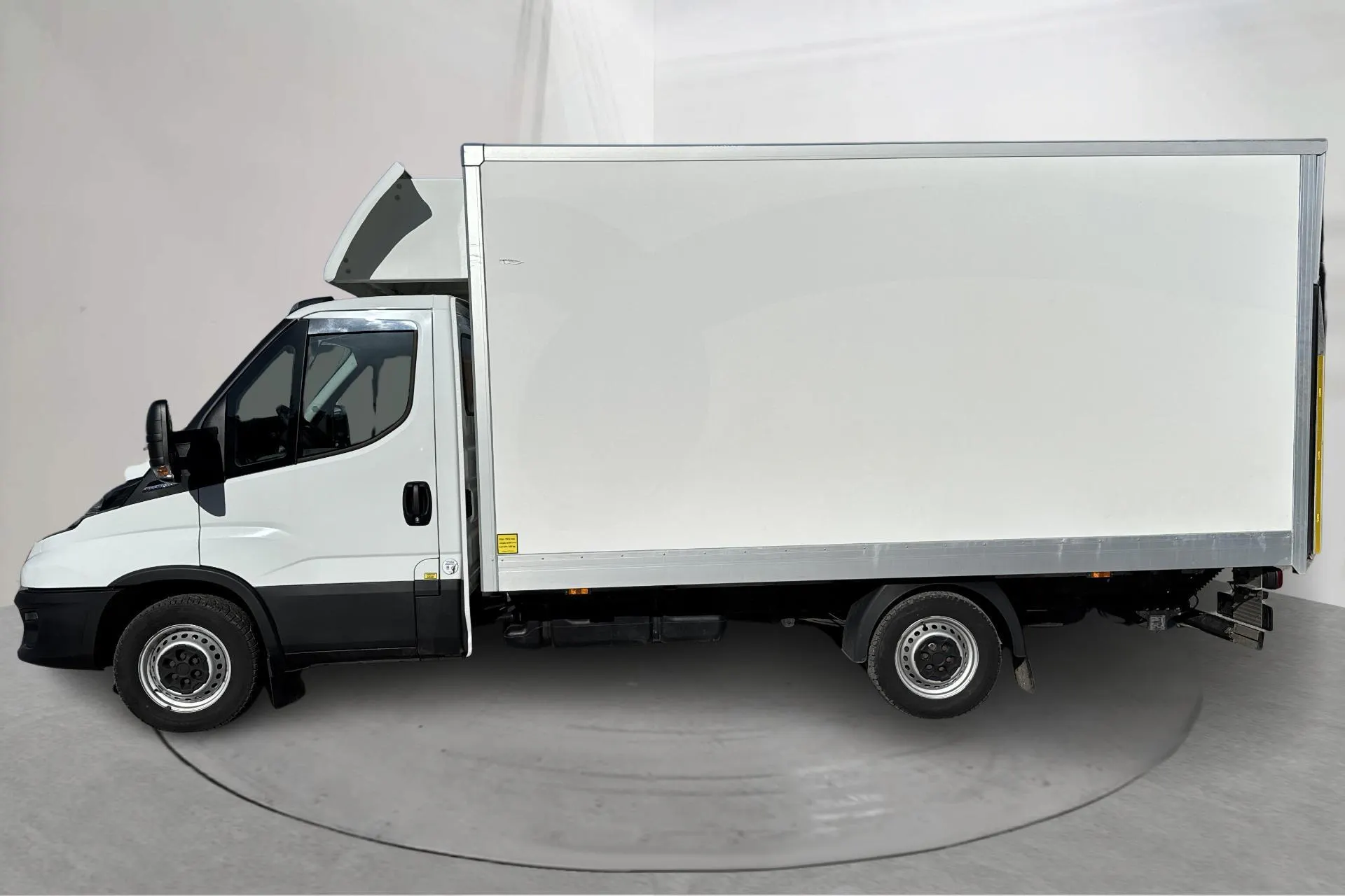 Presentationsfoto 2 av 15: Iveco Daily 35 2.3 (136hk) - 5 970 mil - Automat - vit - 2023