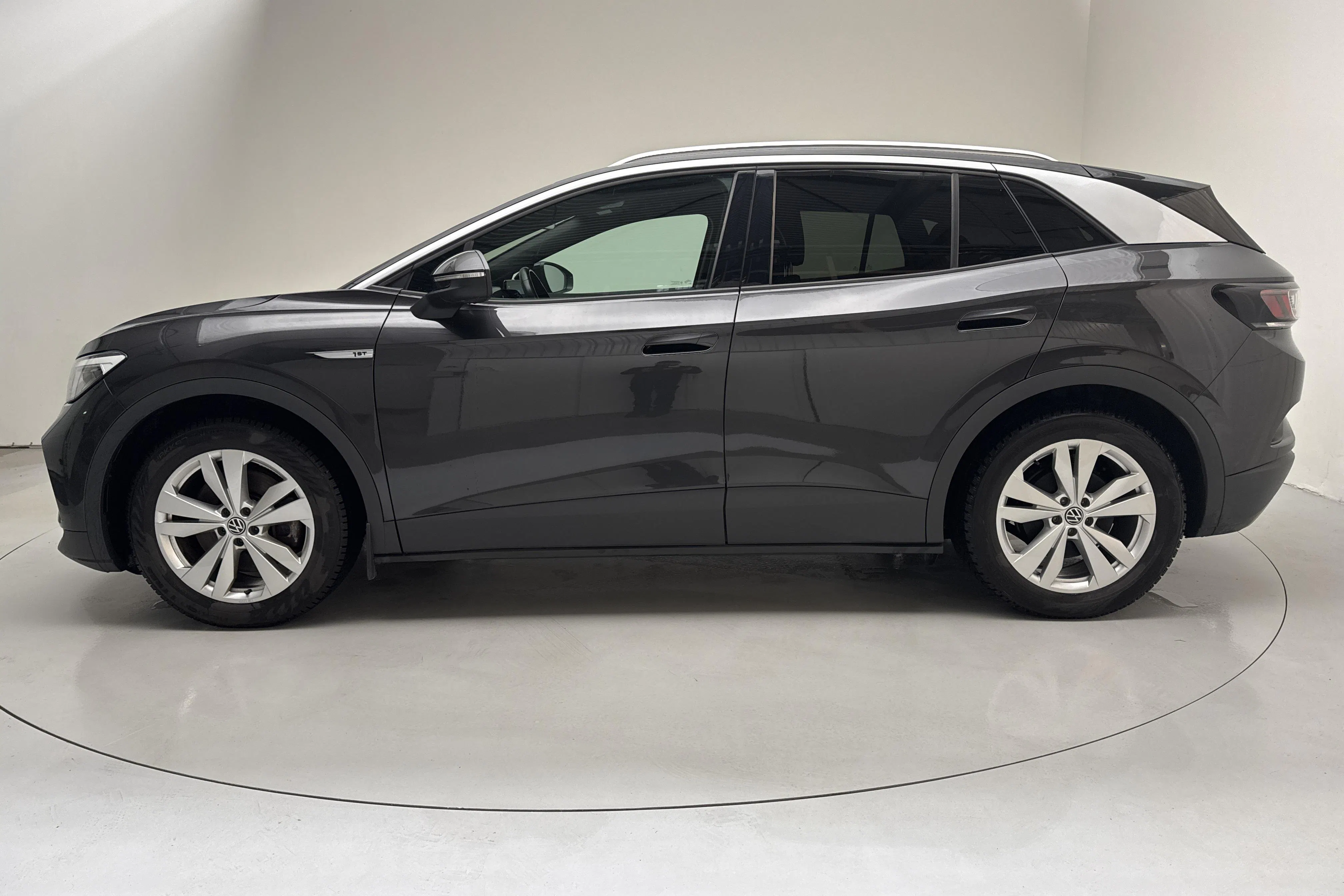 Presentationsfoto 2 av 18: VW ID.4 77kWh (204hk) - 12 889 mil - Automat - Dark Grey - 2021