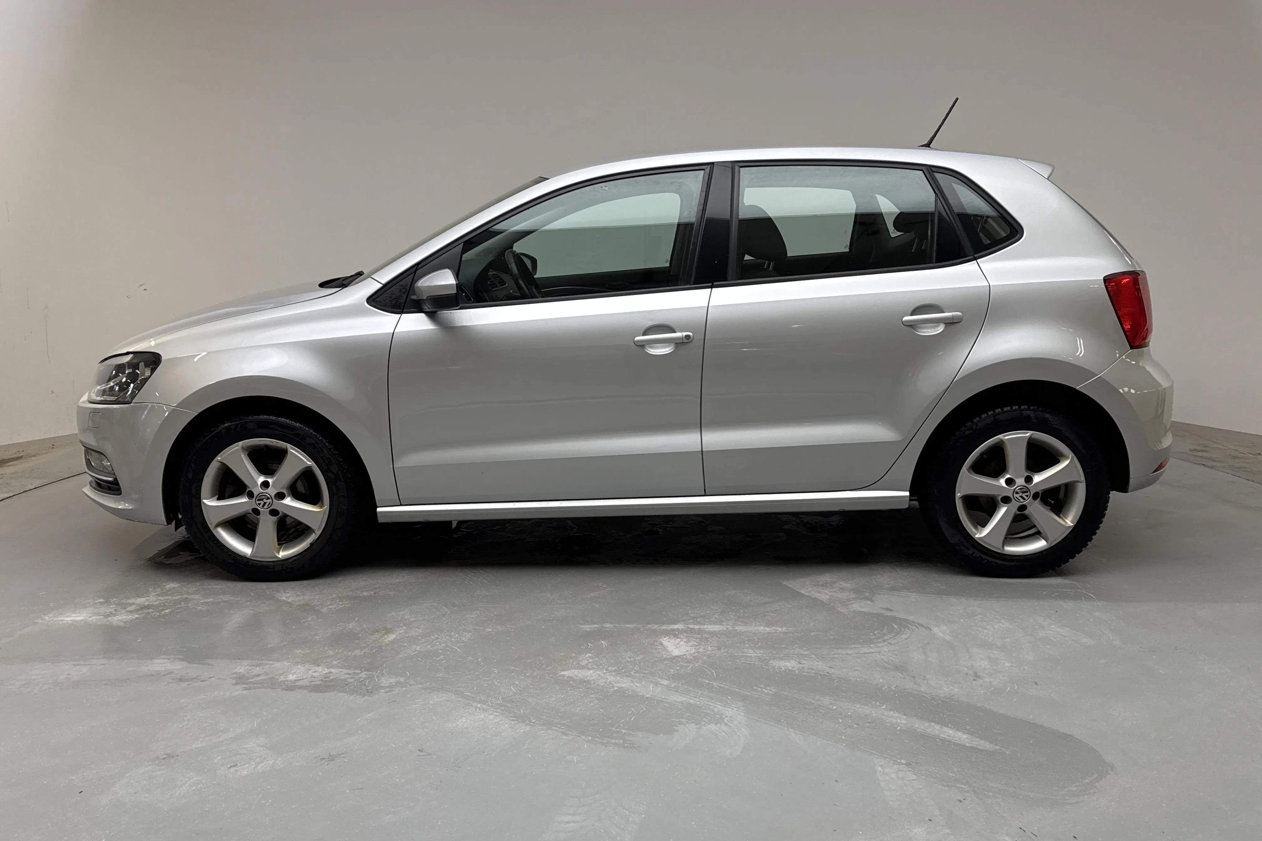 Presentation photo 2 of 12: VW Polo 1.2 TSI 5dr (90hk) - 125 370 km - Manual - silver - 2017