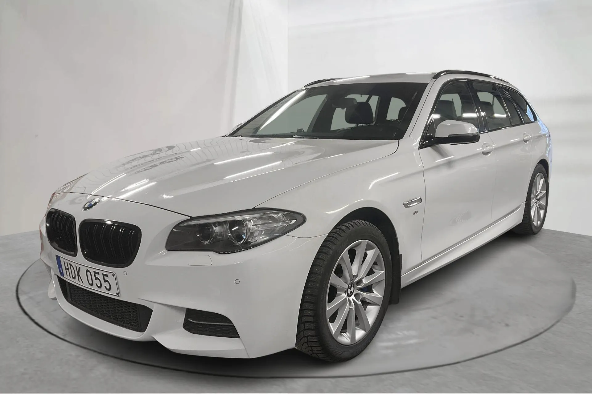 Presentation photo 1 of 14: BMW 530d xDrive Touring, F11 (258hk) - 244 170 km - Automatic - white - 2016