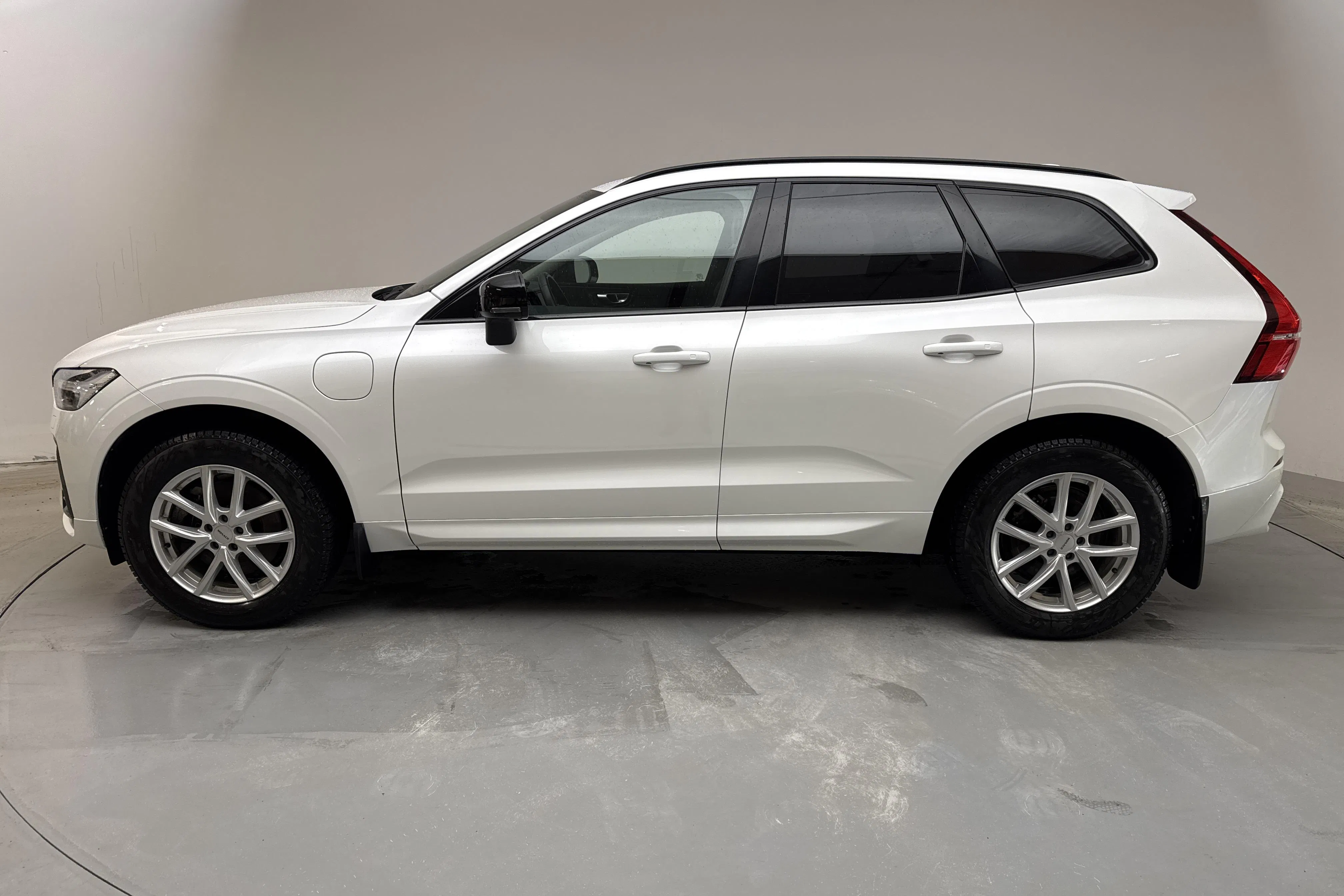 Presentationsfoto 2 av 19: Volvo XC60 T6 AWD Recharge (350hk) - 6 663 mil - Automat - vit - 2024
