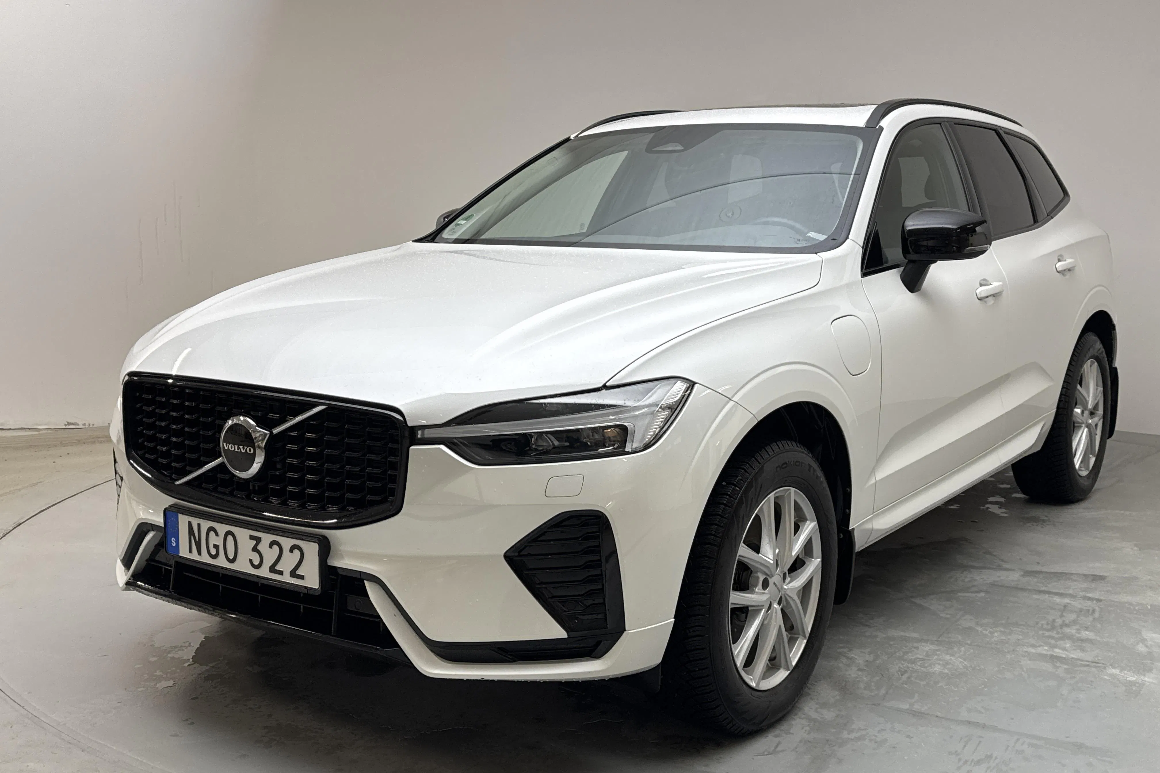 Presentationsfoto 1 av 19: Volvo XC60 T6 AWD Recharge (350hk) - 6 663 mil - Automat - vit - 2024