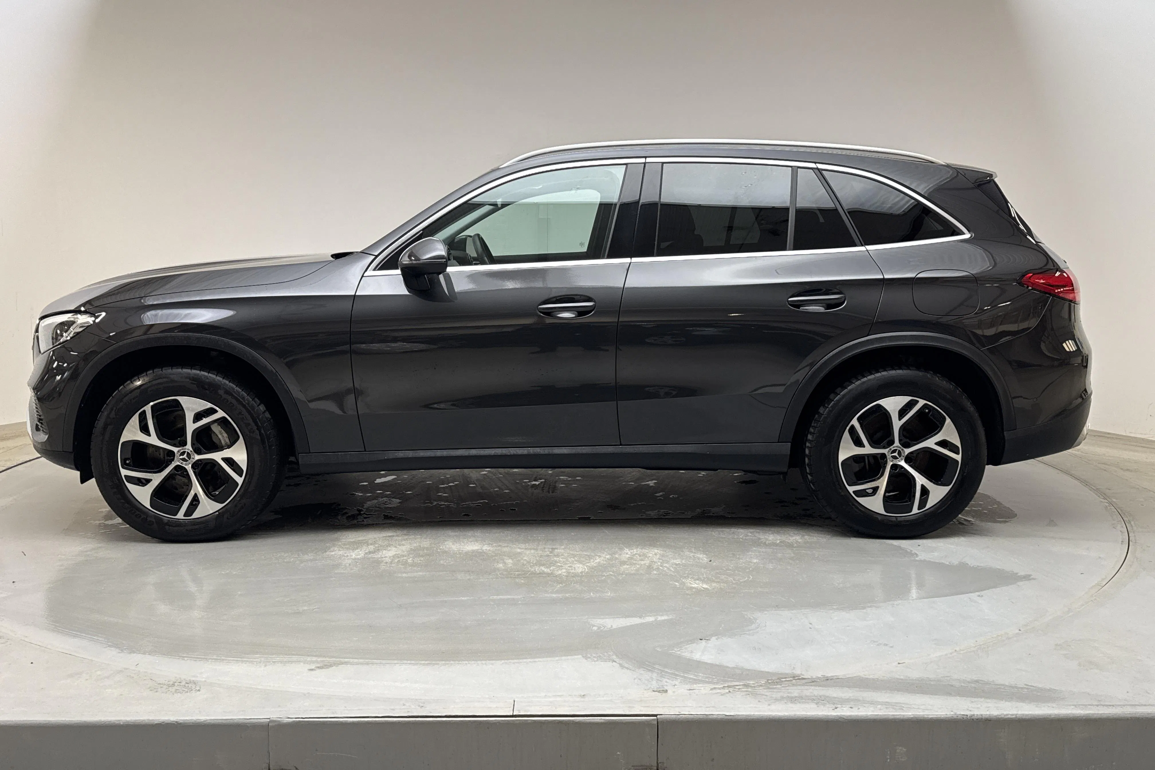 Presentationsfoto 2 av 17: Mercedes GLC 300 e 4MATIC X254 (313hk) - 4 204 mil - Automat - grå - 2023