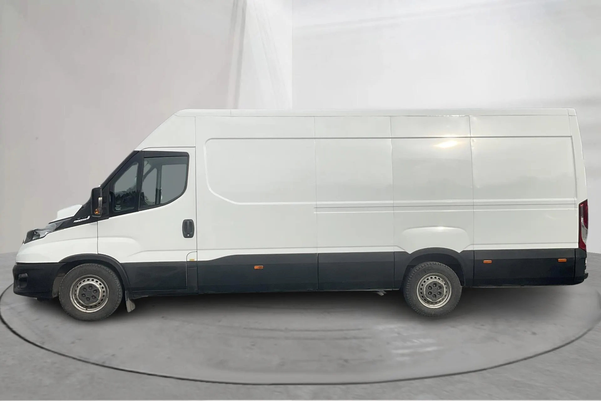 Presentation photo 2 of 12: Iveco Daily 35 2.3 (136hk) - 33 430 km - Automatic - white - 2023