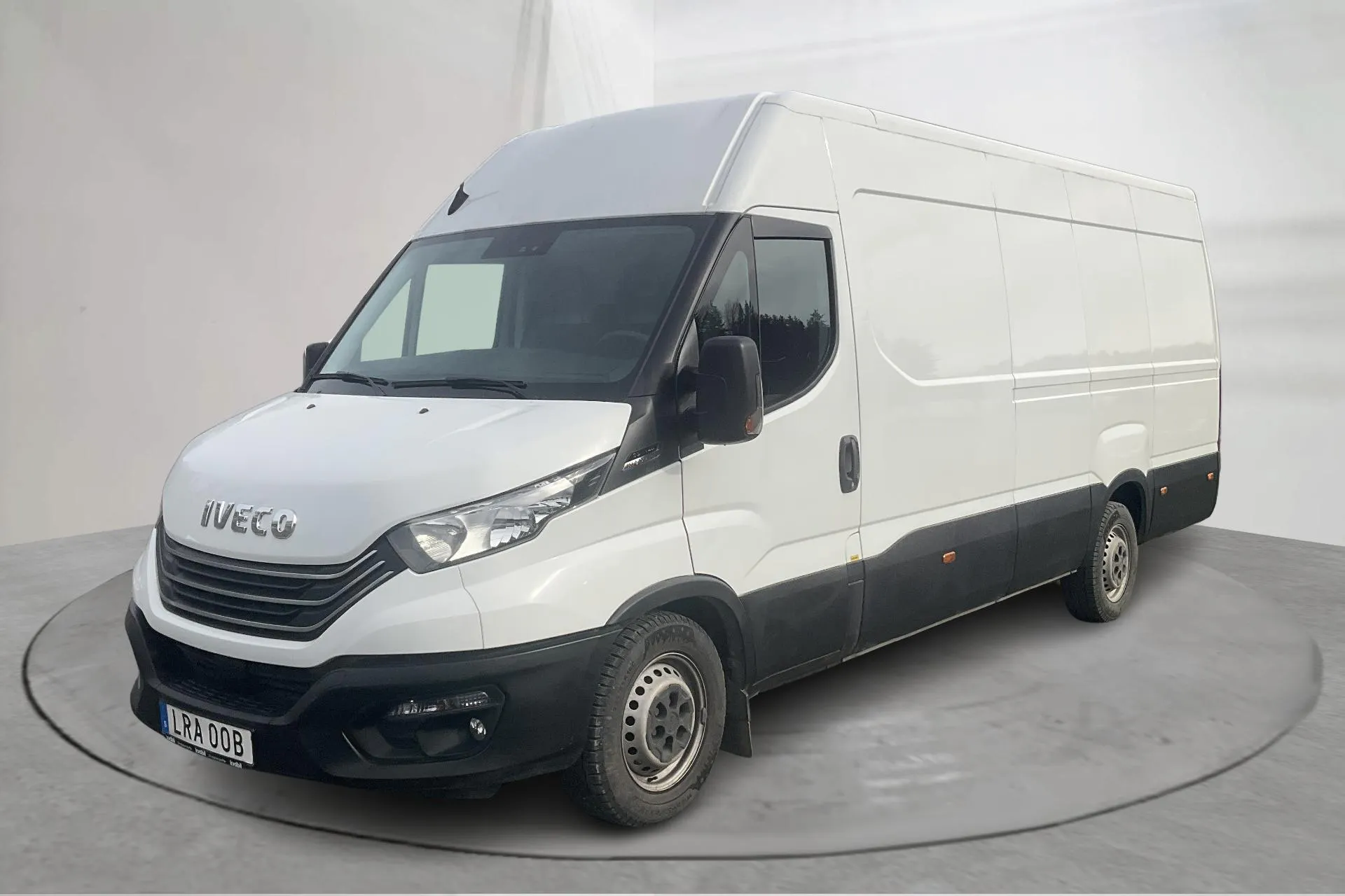 Presentation photo 1 of 12: Iveco Daily 35 2.3 (136hk) - 33 430 km - Automatic - white - 2023