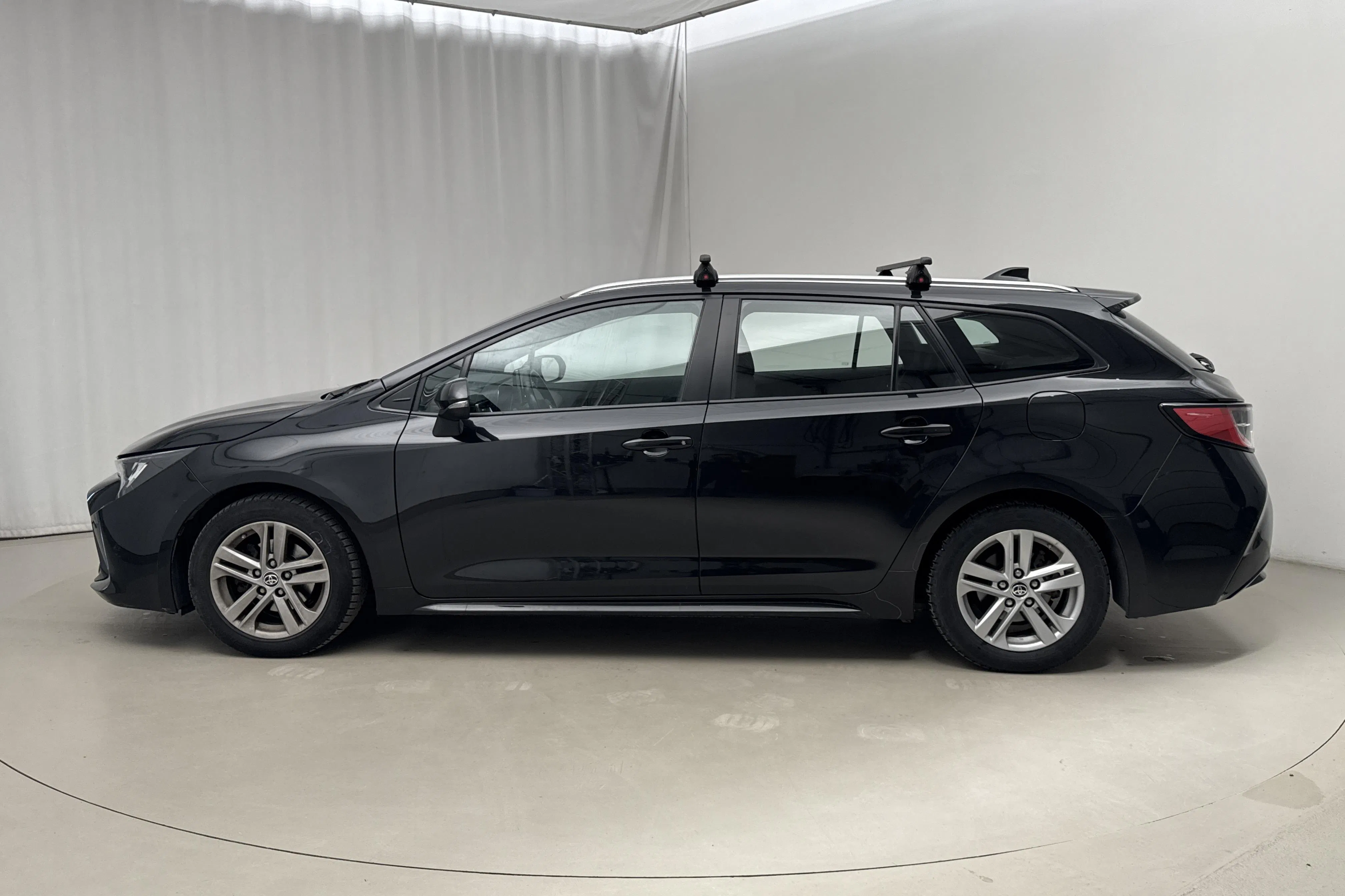 Presentationsfoto 2 av 18: Toyota Corolla 1.8 Hybrid Touring Sports (122hk) - 14 598 mil - Automat - svart - 2022